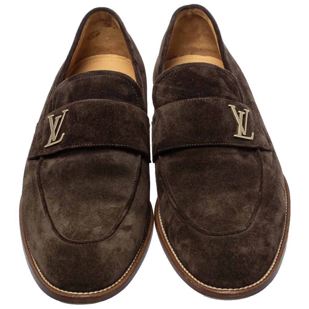 To perfectly complement your attires, Louis Vuitton brings you this pair of Saint Germain loafers that speak nothing but style. They have been crafted from brown suede and designed with LV logo detailed straps on the vamps. The comfortable loafers