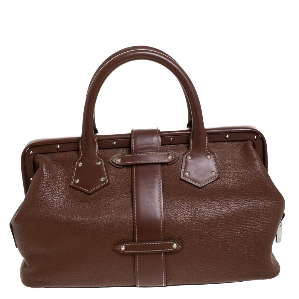 Now keep all your items highly organized and safe in this Louis Vuitton L'Ingenieux PM bag. Exhibiting impeccable style and sophistication, this lovely creation is crafted from Suhali leather. The exterior of the bag has a structured top along with