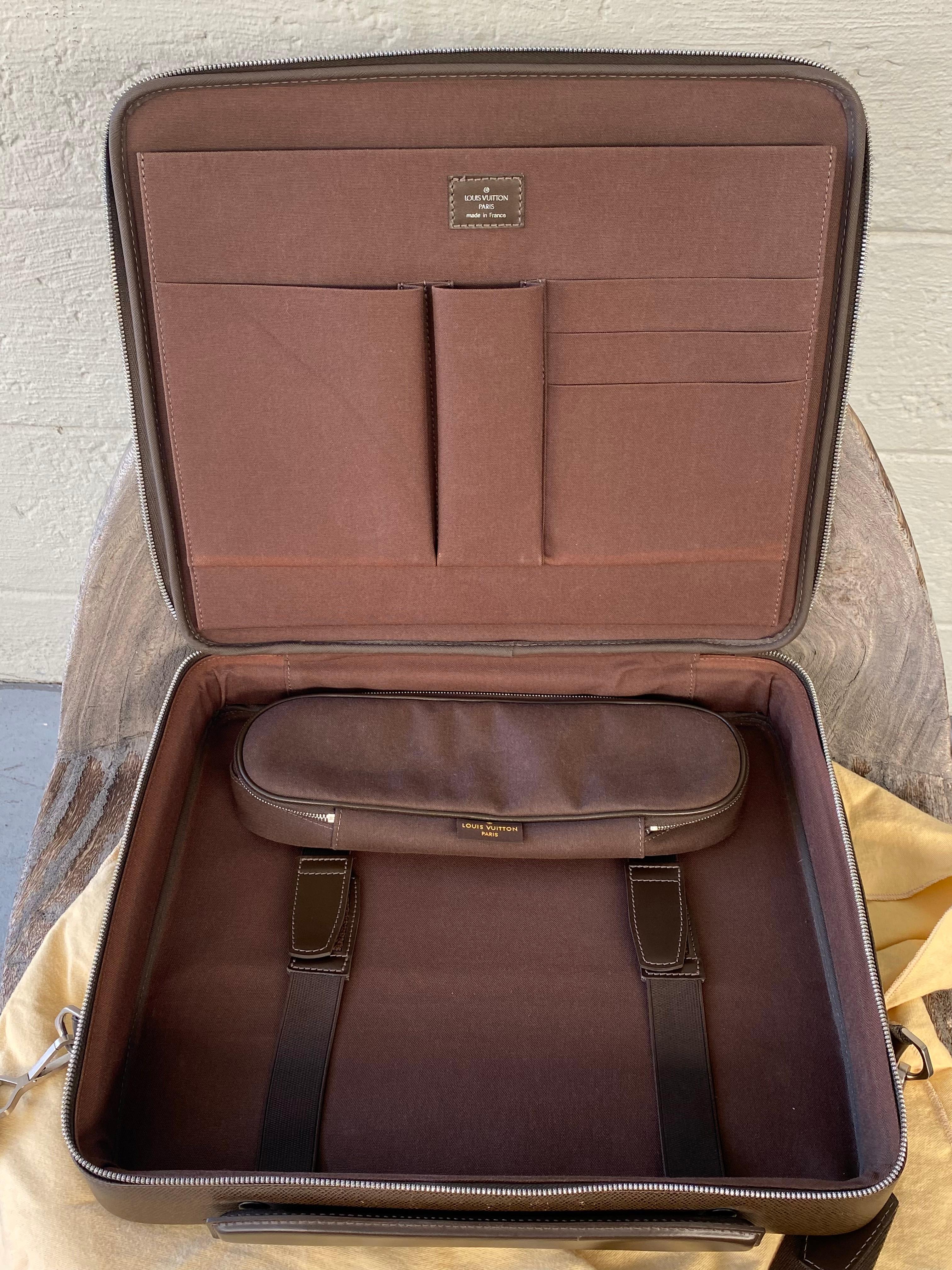 Louis Vuitton - Sac à bandoulière en cuir marron « Taiga » en vente 5