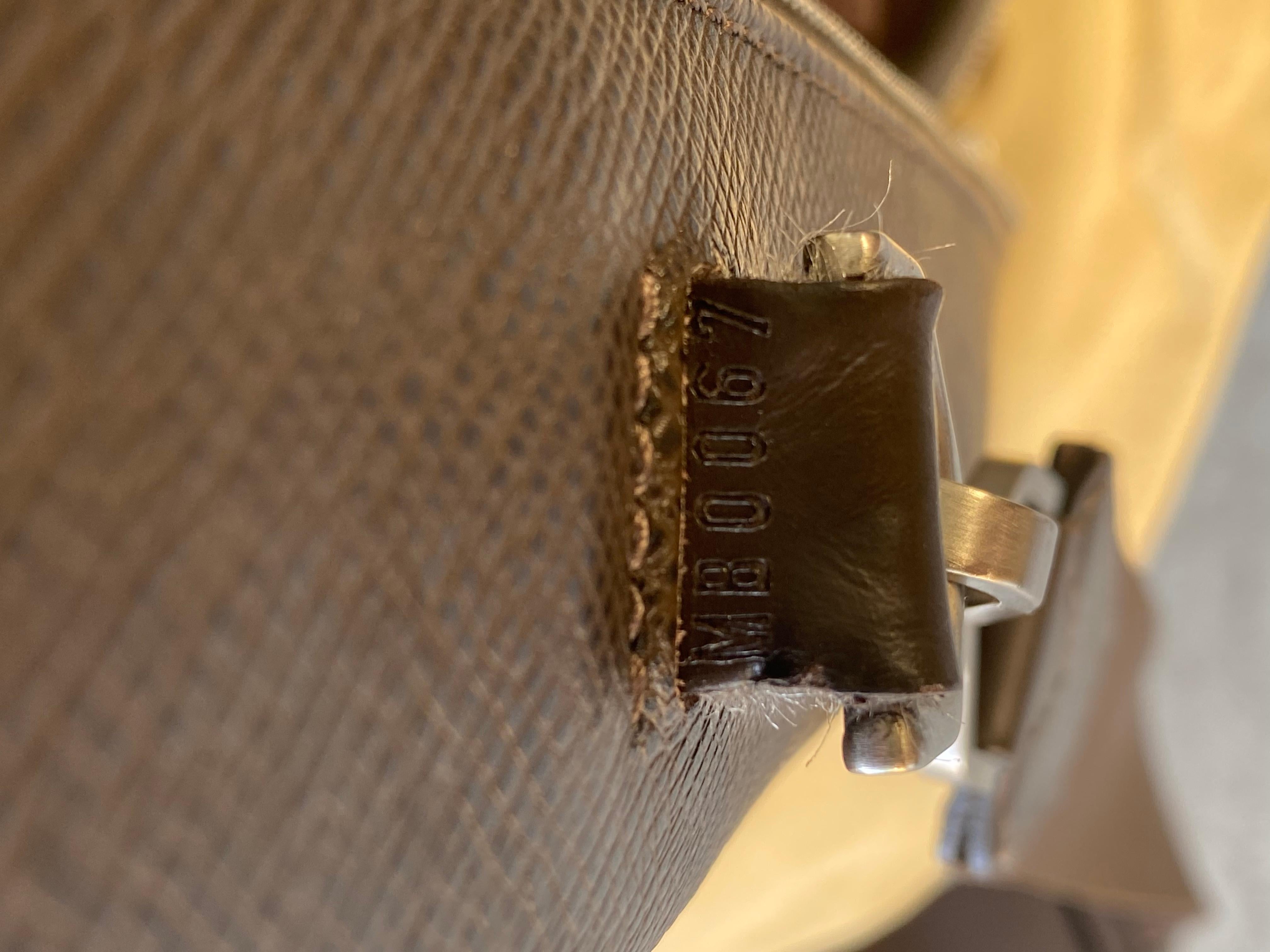 Louis Vuitton - Sac à bandoulière en cuir marron « Taiga » en vente 6