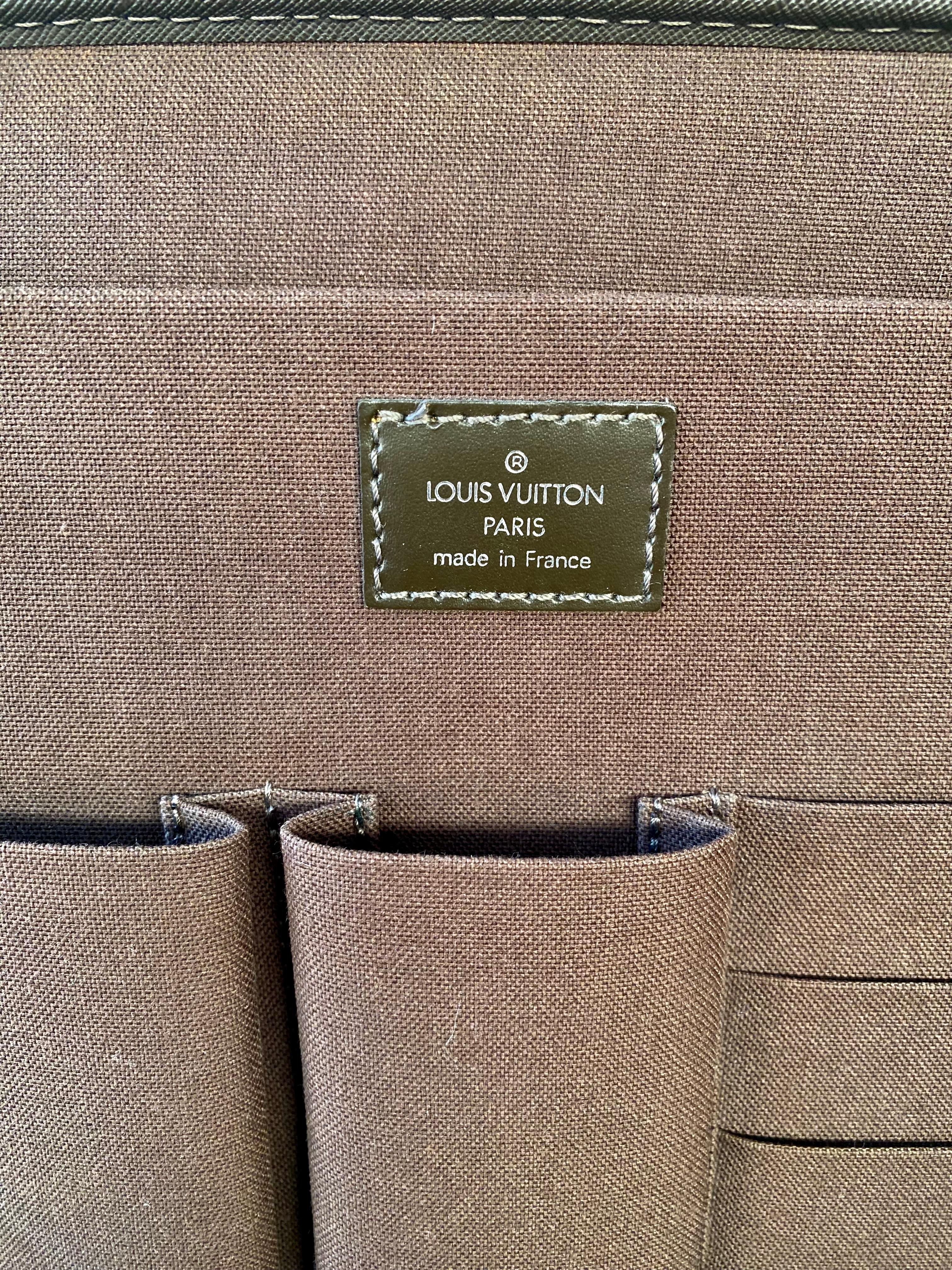 Louis Vuitton - Sac à bandoulière en cuir marron « Taiga » en vente 8