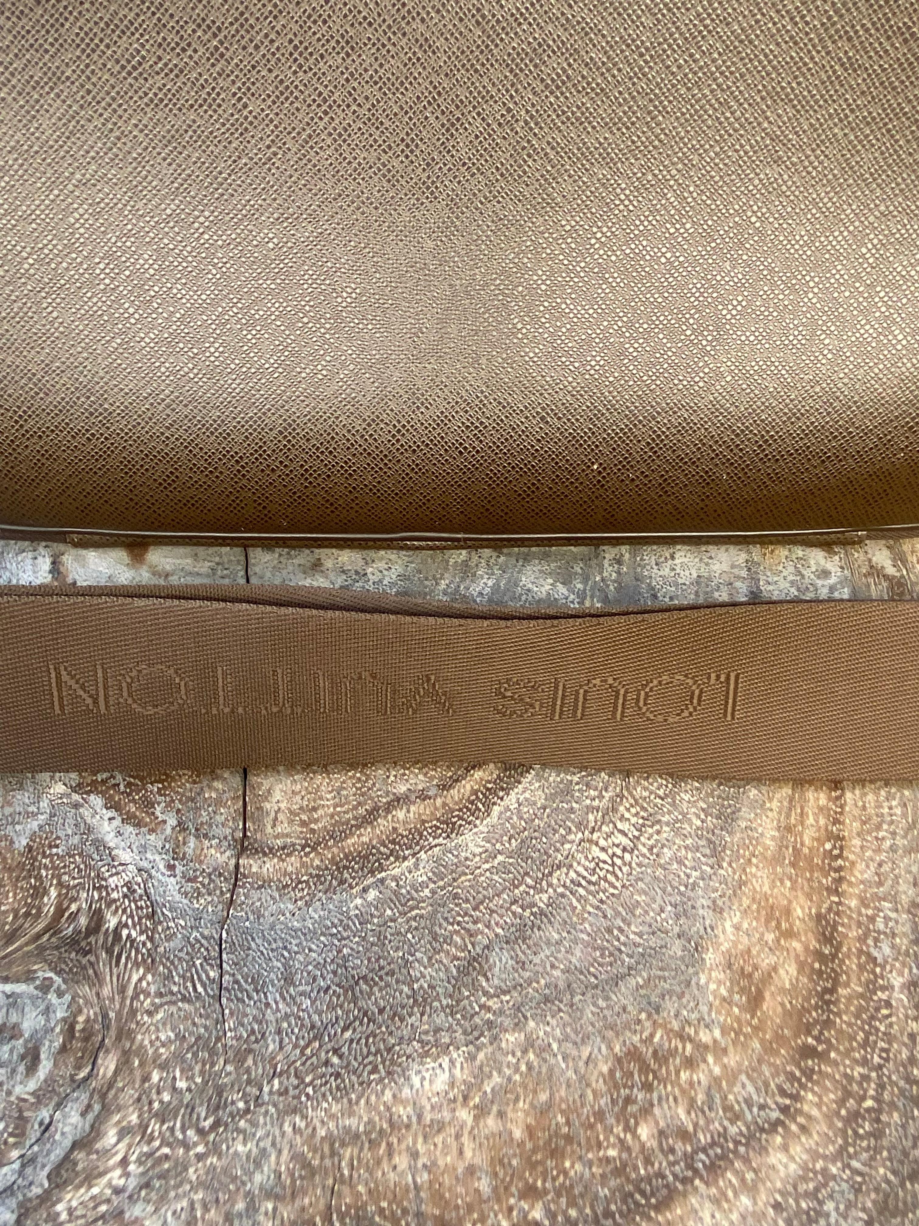 Messenger Bag von Louis Vuitton aus braunem Taiga-Leder im Angebot 9
