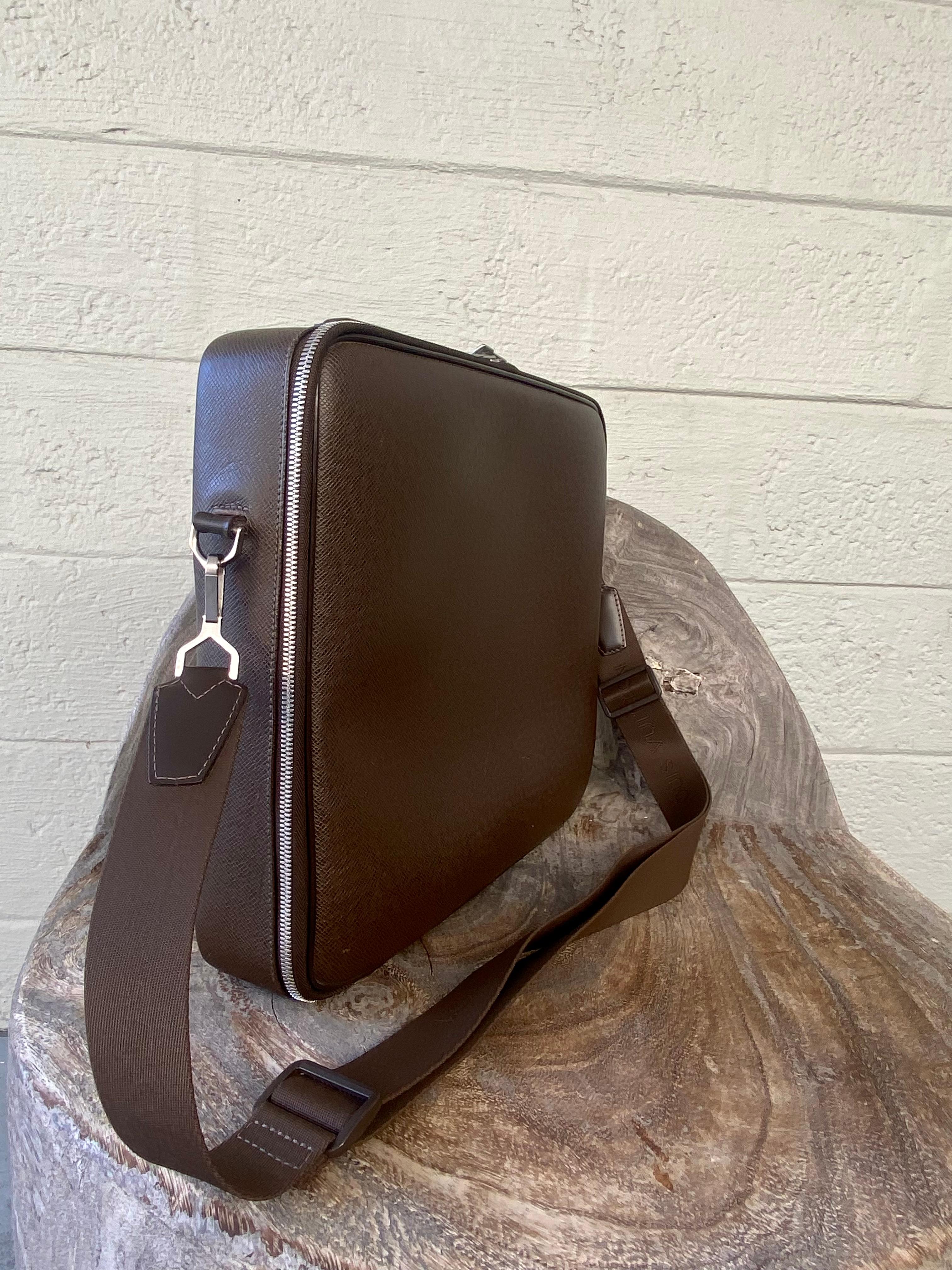 Women's or Men's Louis Vuitton Brown Taiga Leather Crossbody Messenger Bag For Sale