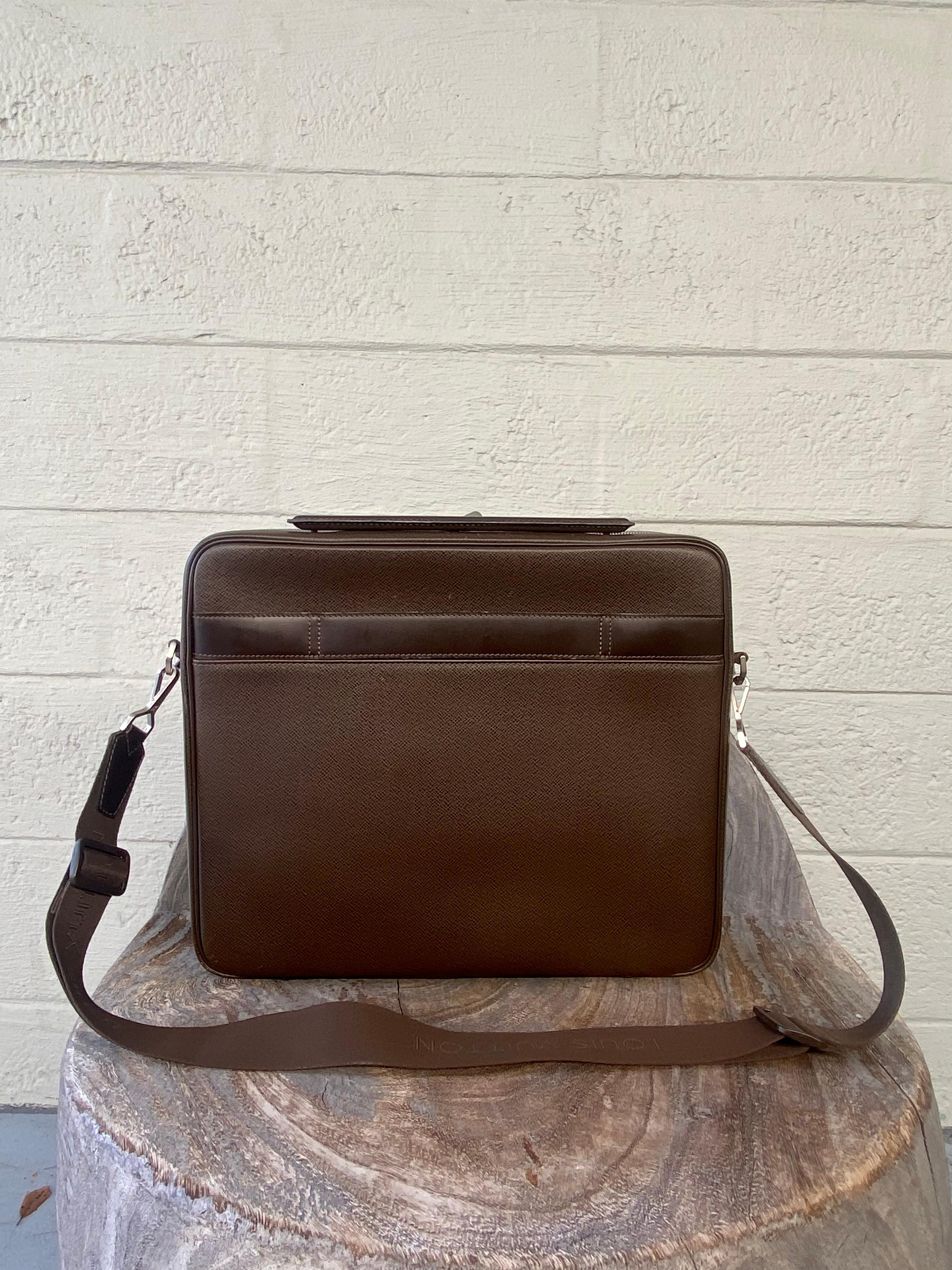 Messenger Bag von Louis Vuitton aus braunem Taiga-Leder für Damen oder Herren im Angebot