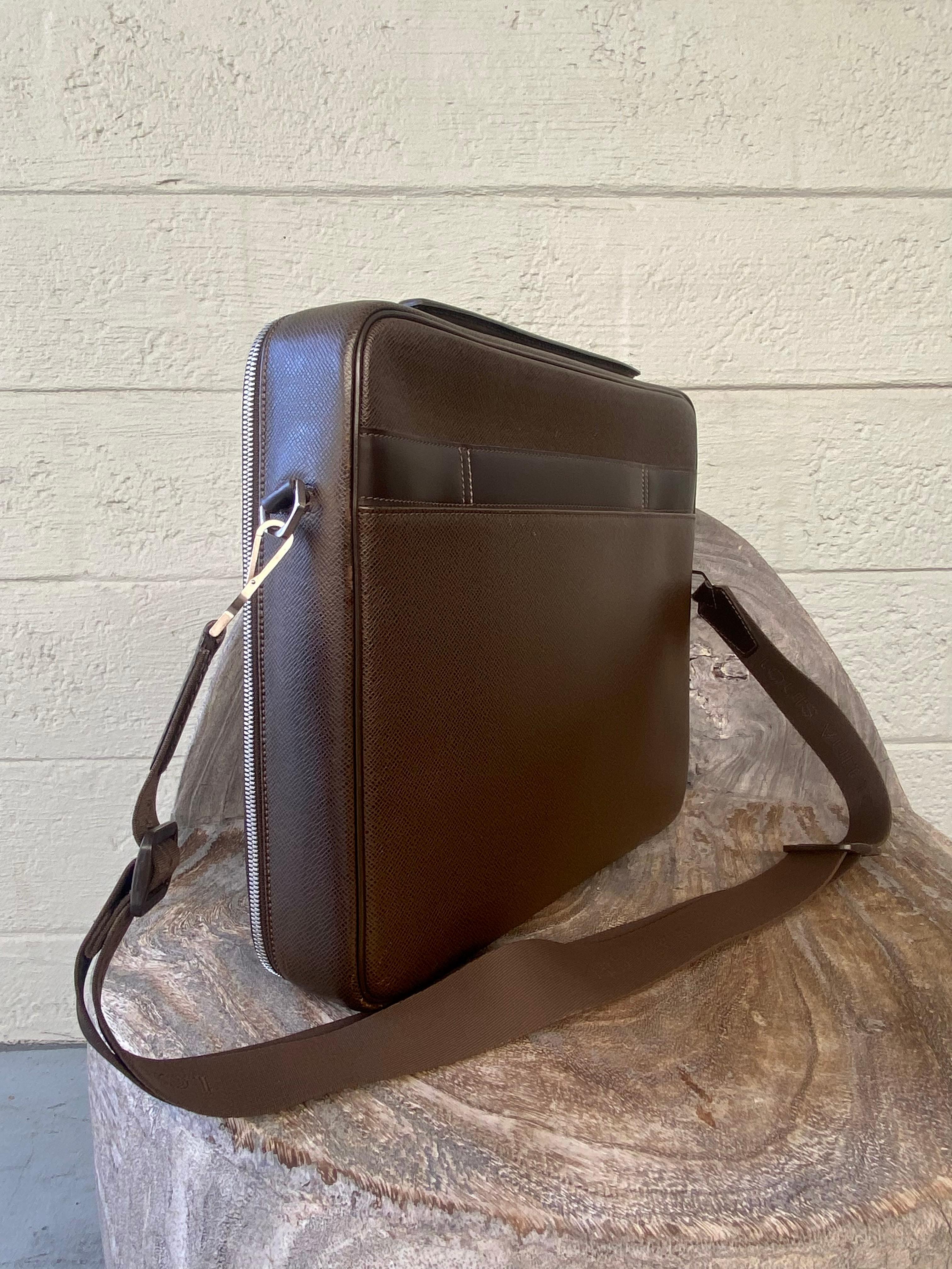 Louis Vuitton Brown Taiga Leather Crossbody Messenger Bag For Sale 2