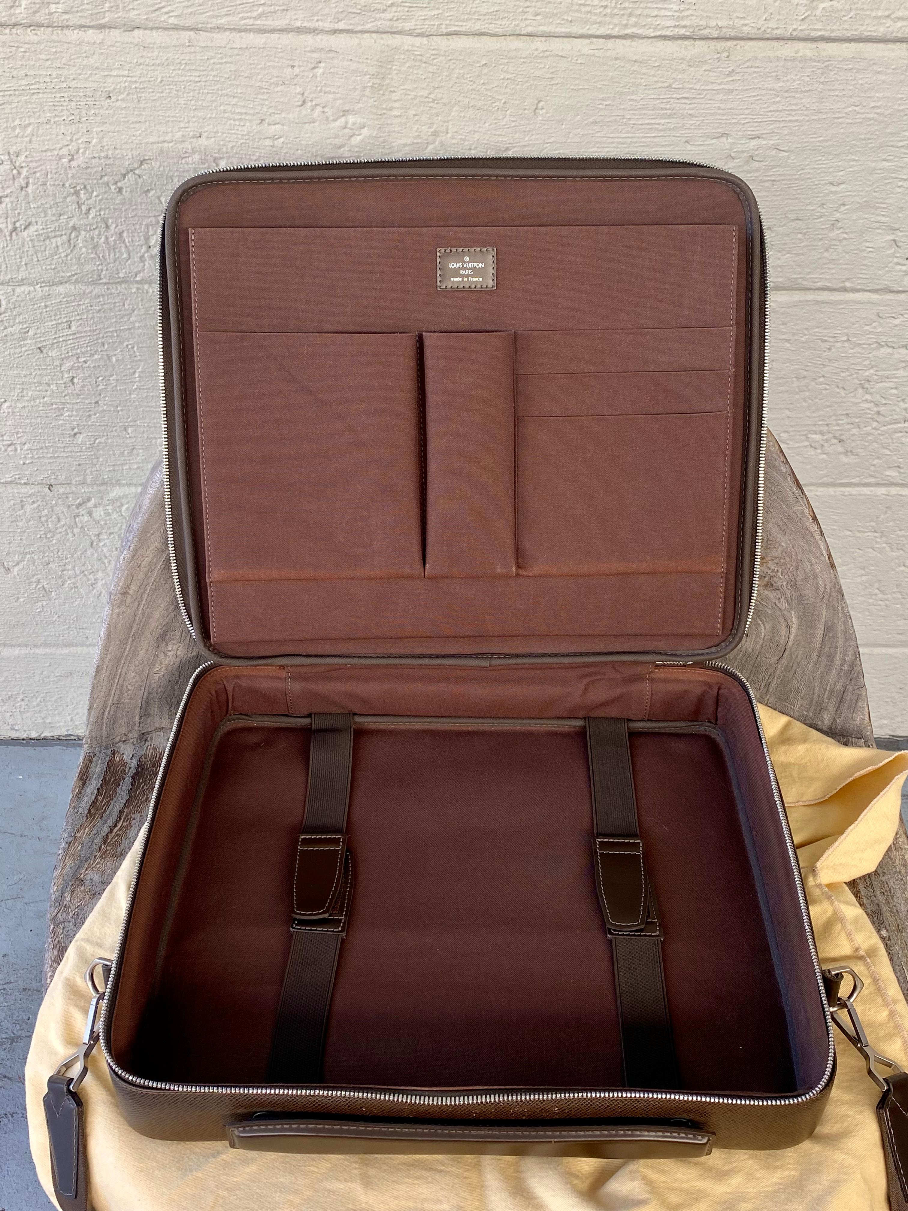 Messenger Bag von Louis Vuitton aus braunem Taiga-Leder im Angebot 4