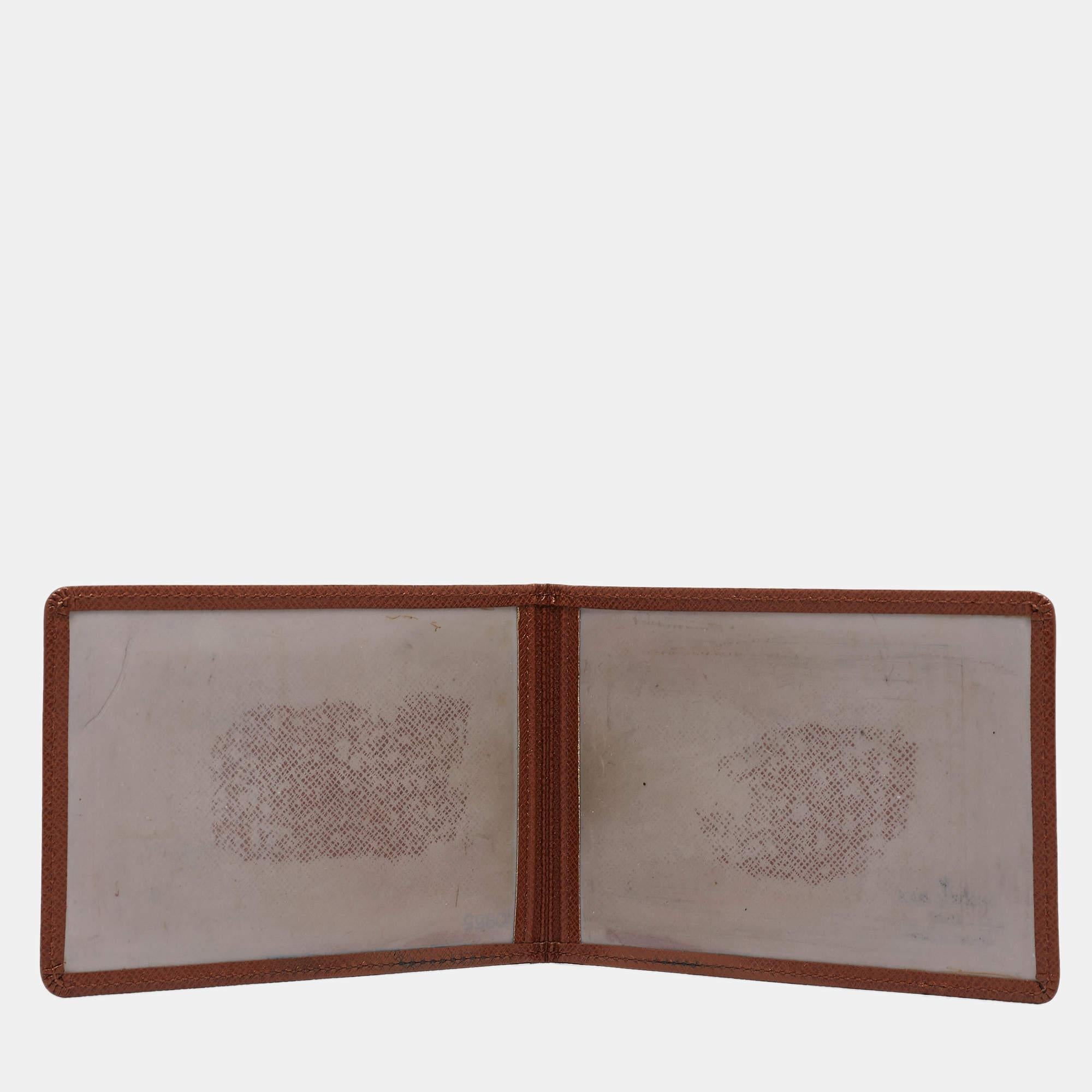 Louis Vuittons vintage ID cardholder is a wonderful accessory to add to your everyday style essentials. It is crafted with care and finished with the brand logo.