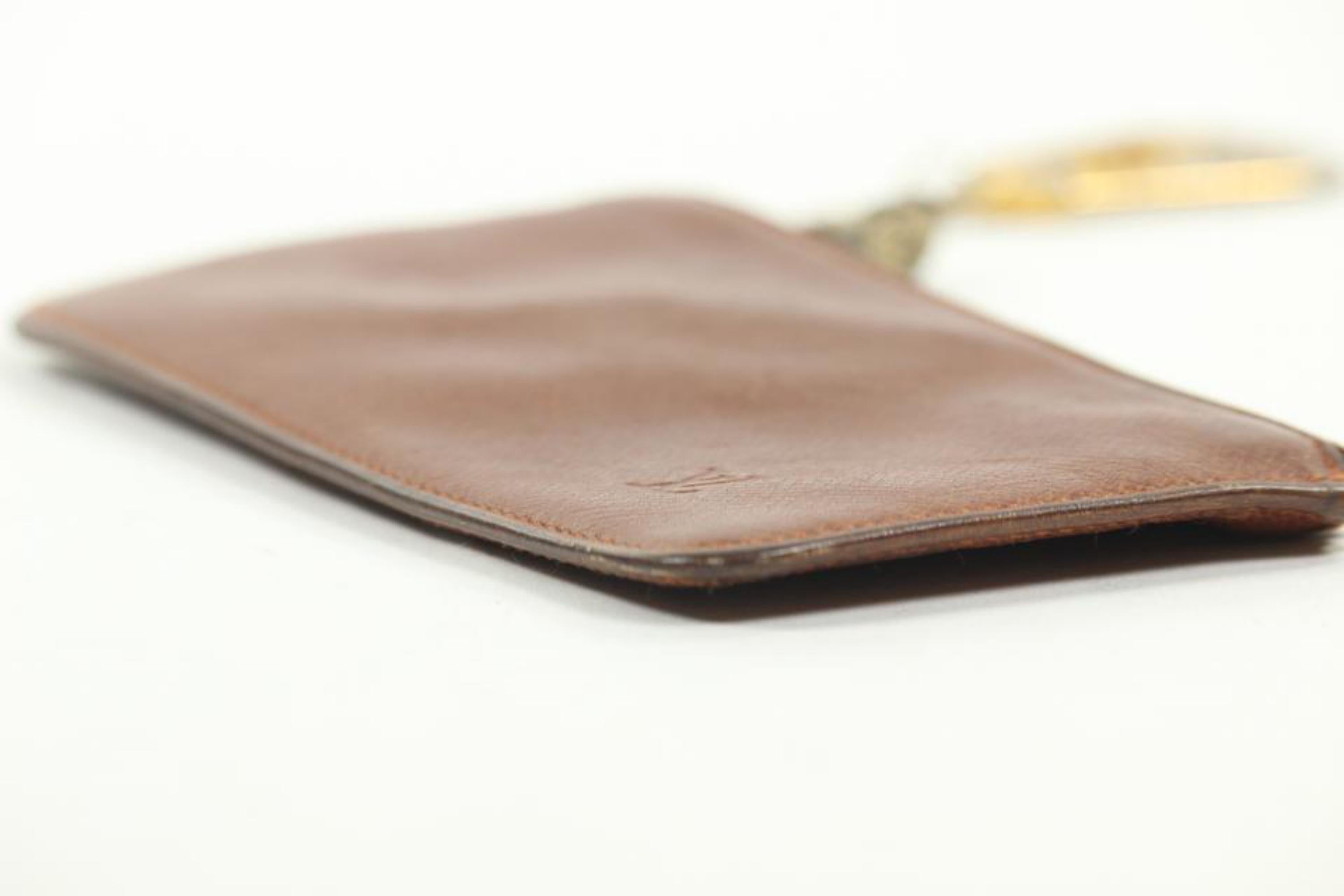 Louis Vuitton - Porte-clés en cuir marron Taiga 13lv1103 Pour femmes en vente