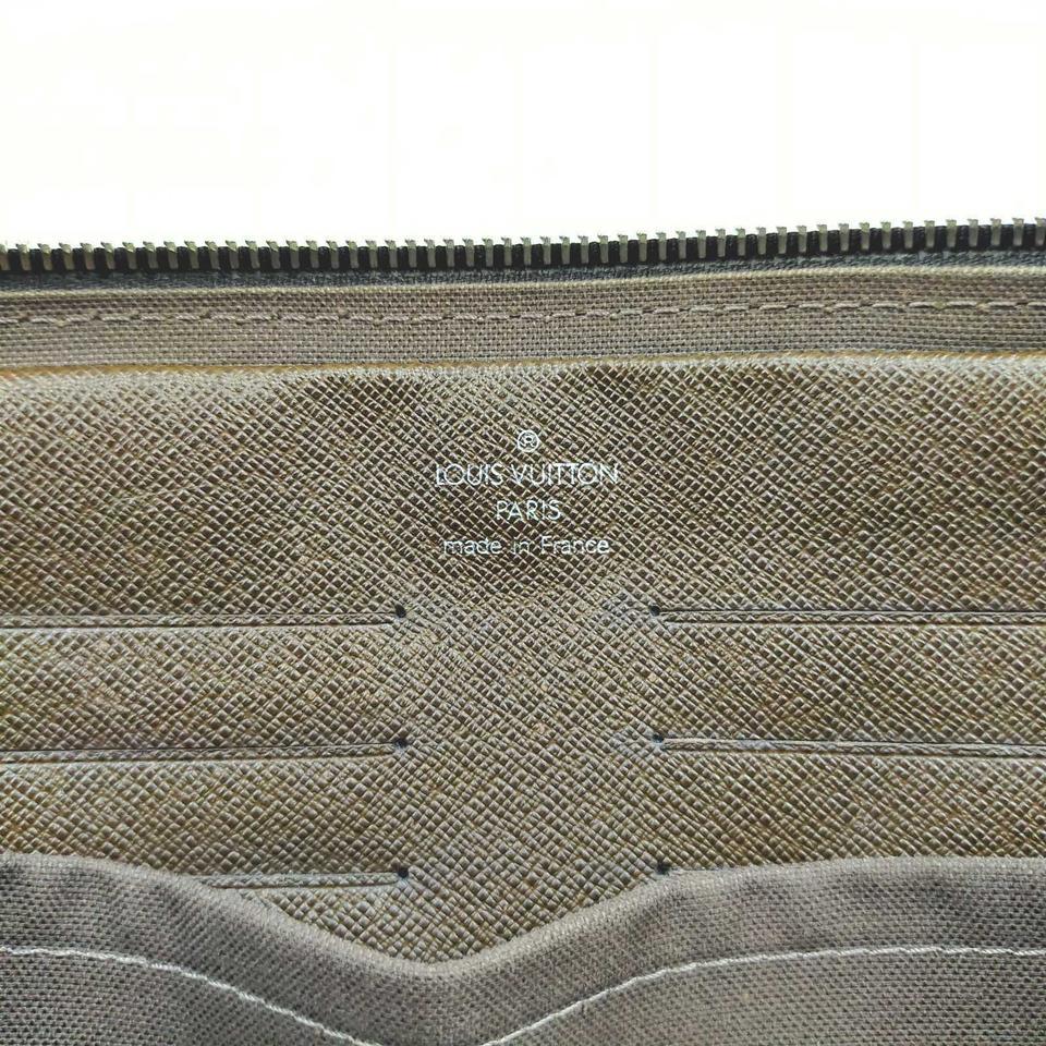 Louis Vuitton - Sac de toilette en cuir marron Taiga Neo Pavel pour cosmétiques  861709 Bon état - En vente à Dix hills, NY