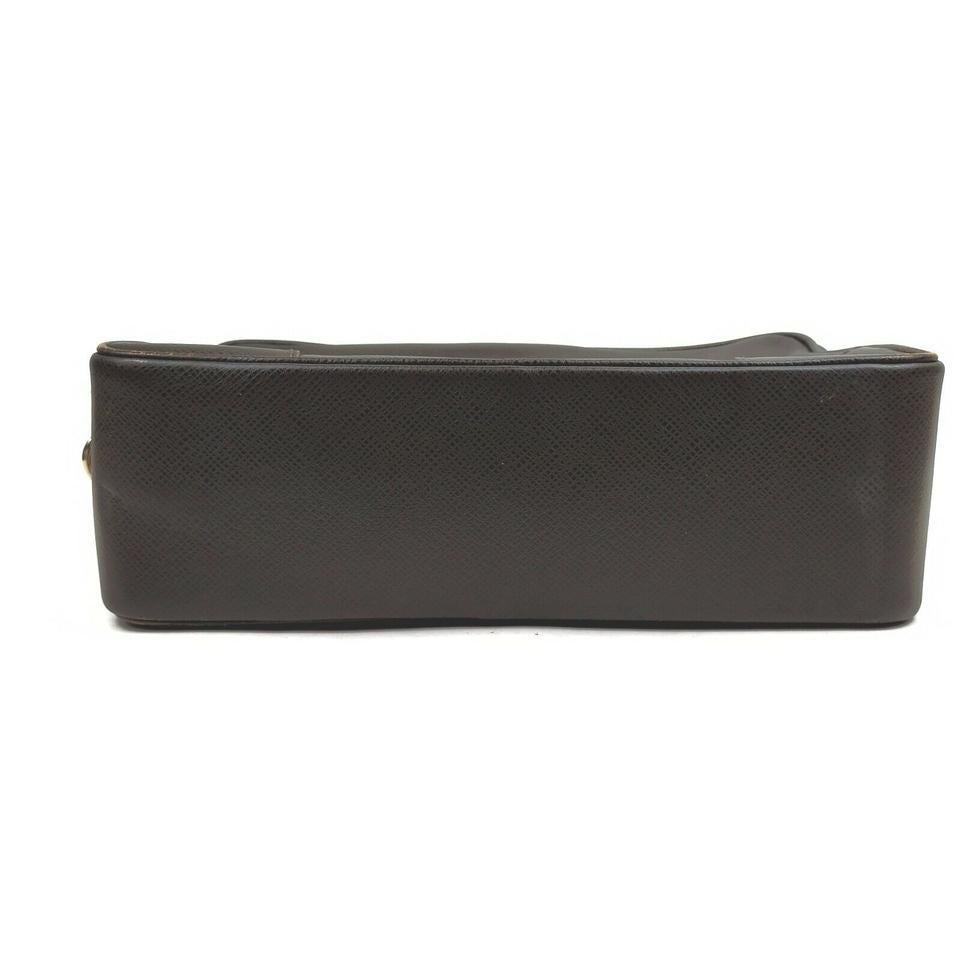 Louis Vuitton Brown Taiga Leather Neo Pavel Cosmetic Case Toiletry Bag  861709 In Good Condition For Sale In Dix hills, NY