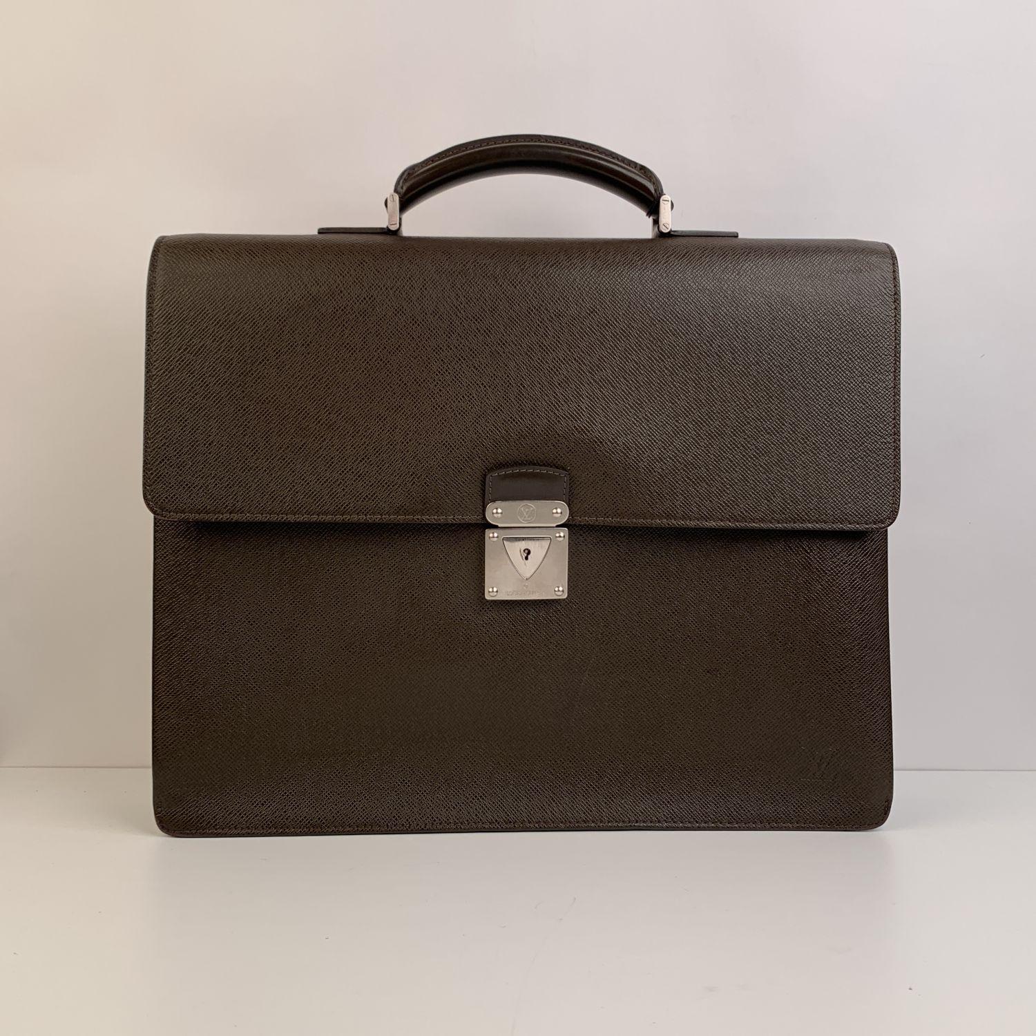 Classic Louis Vuitton Brown Taiga Leather Robusto 2 Compartments Briefcase Bag. Silver metal hardware. Flap closure with press lock closure on the front (key included). Exterior flat pocket on reverse. Fabric lining. The inside features 2 main