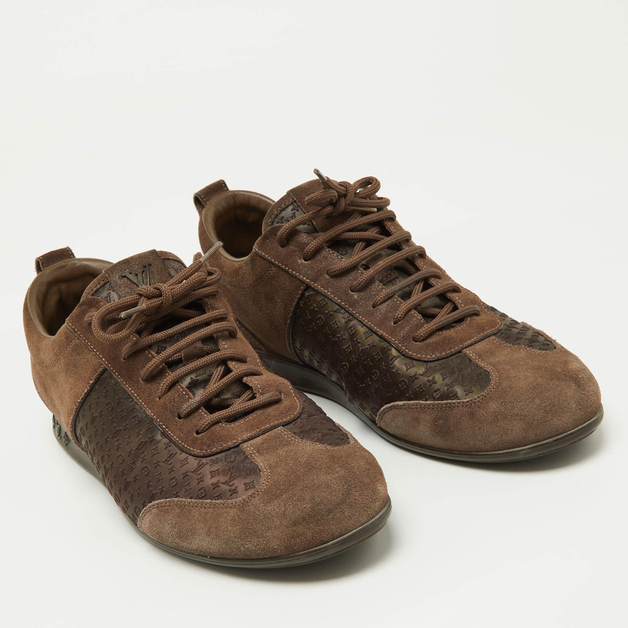 Louis Vuitton Brown Textured Suede and Monogram Fabric Low Top Sneakers Size 39. In Good Condition For Sale In Dubai, Al Qouz 2