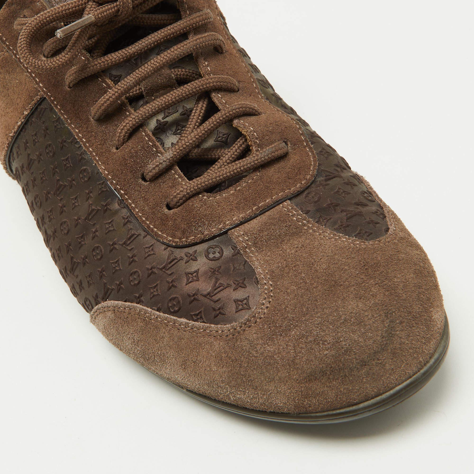 Louis Vuitton Brown Textured Suede and Monogram Fabric Low Top Sneakers Size 39. For Sale 4