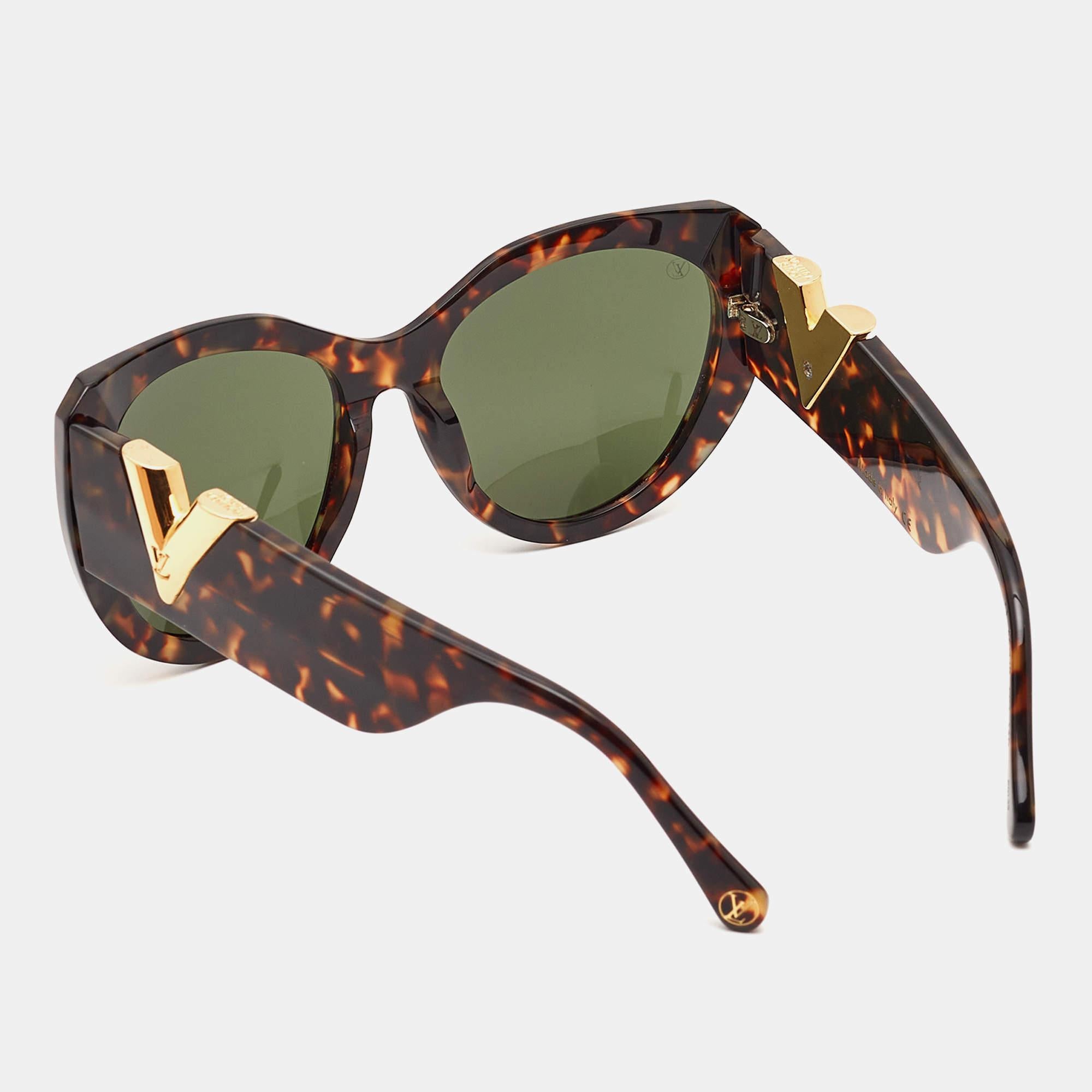 Ces lunettes de soleil marron Louis Vuitton vous permettent d'élever votre jeu de lunettes. Méticuleusement fabriquées à partir de matériaux de première qualité, elles offrent une protection UV inégalée et un design intemporel, ce qui en fait un
