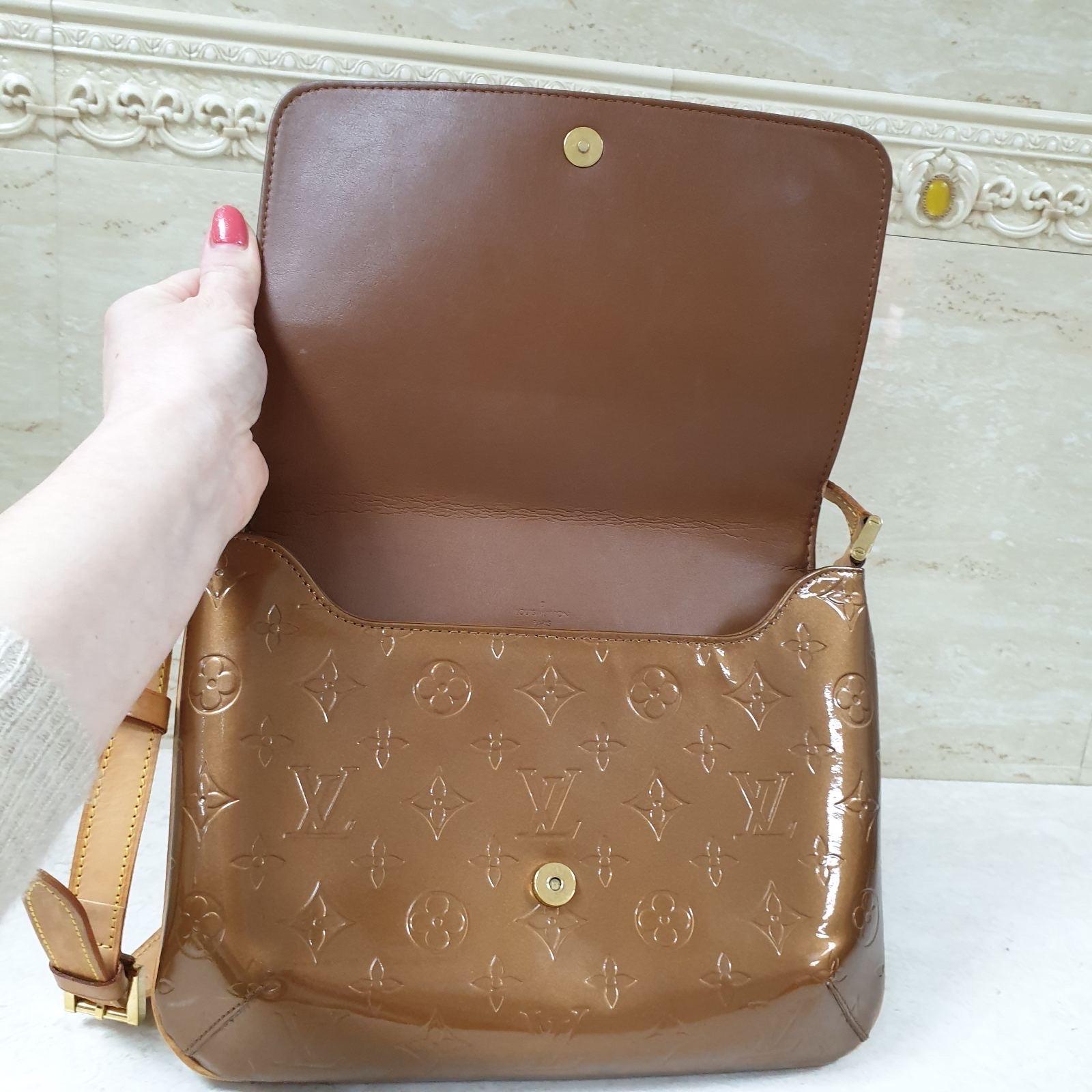 Ce Louis Vuitton Thompson Street a été réalisé en cuir Monogram Vernis marron doré.
Le sac présente des détails dorés, des garnitures et une bandoulière réglable en cuir vachette, un rabat avec fermeture magnétique et un compartiment intérieur.
Le