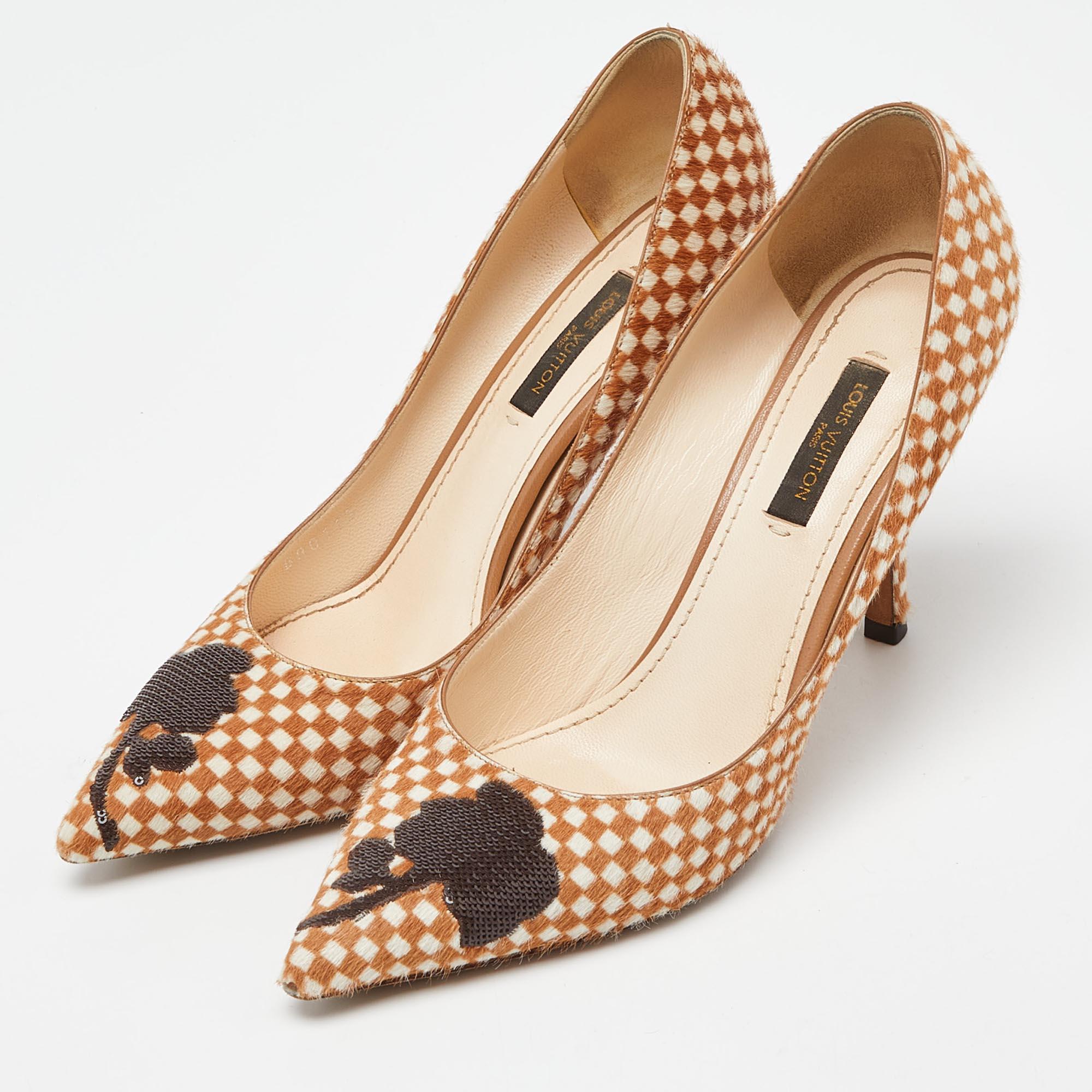 Curvaceous arches, a feminine appeal, and a well-built structure define this set of designer pumps. Coming with comfortable insoles and sleek heels, style them with your favorite outfits.
