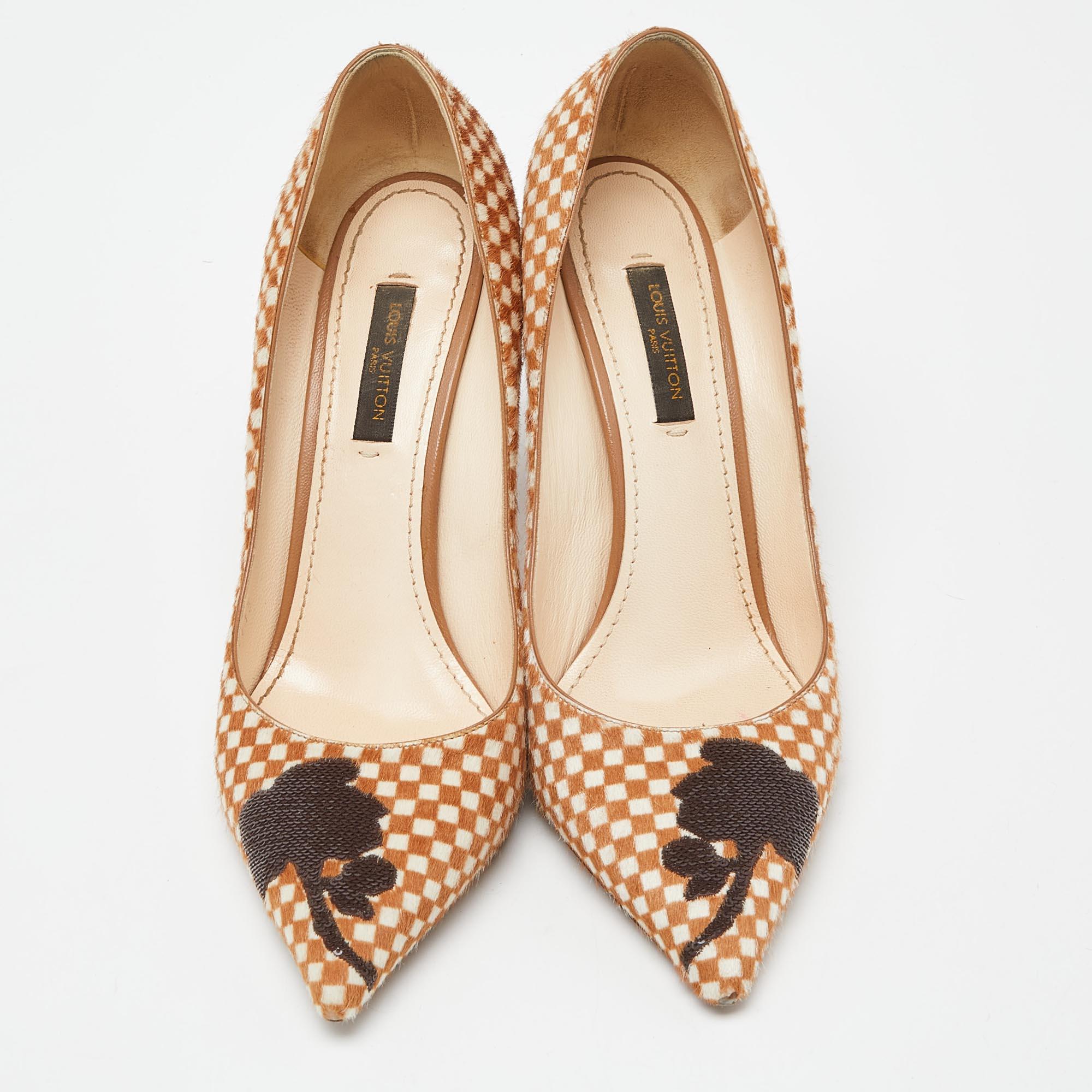 Louis Vuitton Brown/White Daimier Calf Hair Pumps Size 37.5 In Fair Condition For Sale In Dubai, Al Qouz 2