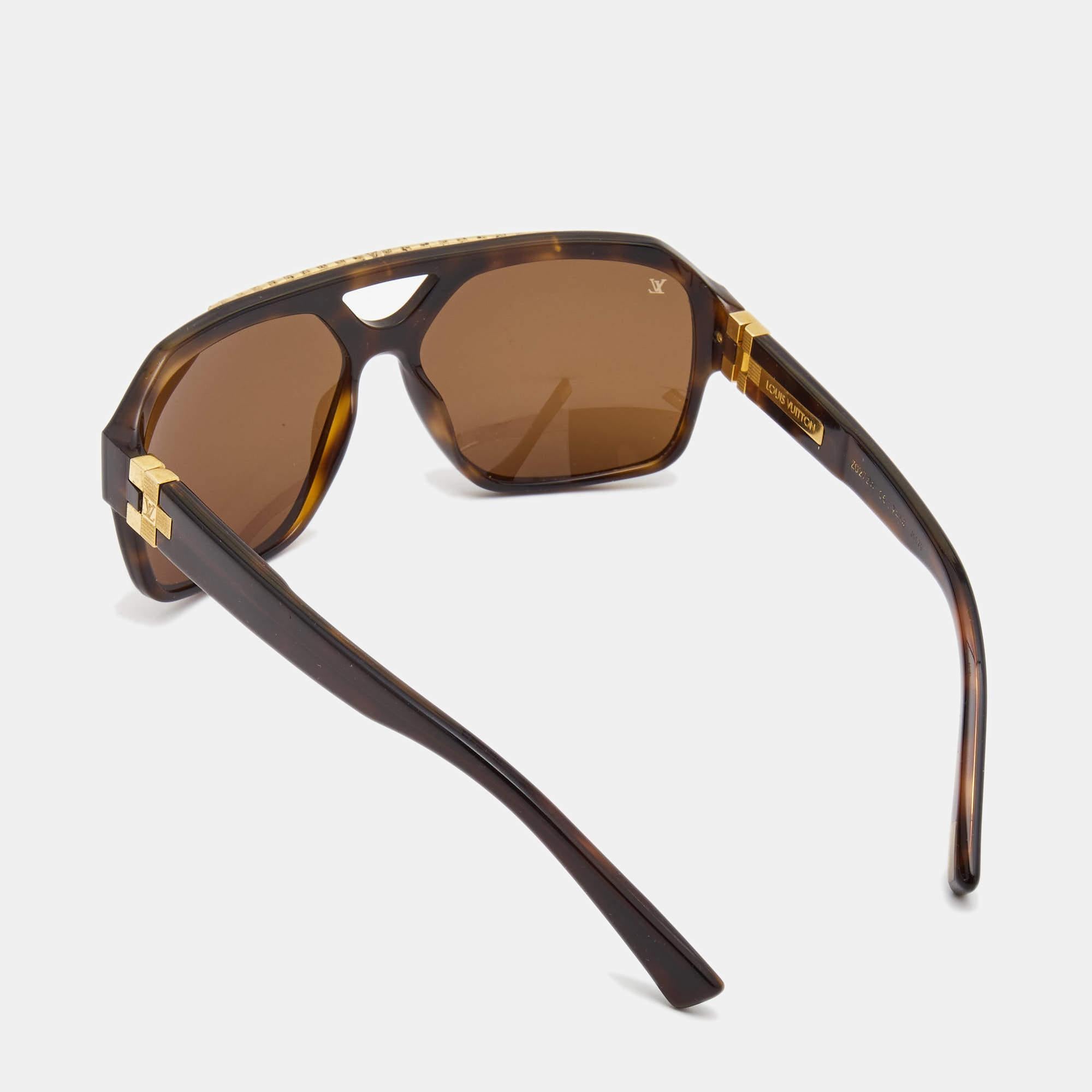 Embrace sunny days in full style with help from this pair of sunglasses. Created with expertise, the luxe sunglasses feature a well-designed frame and high-grade lenses that are equipped to protect your eyes.

Includes: Original Pouch, Original