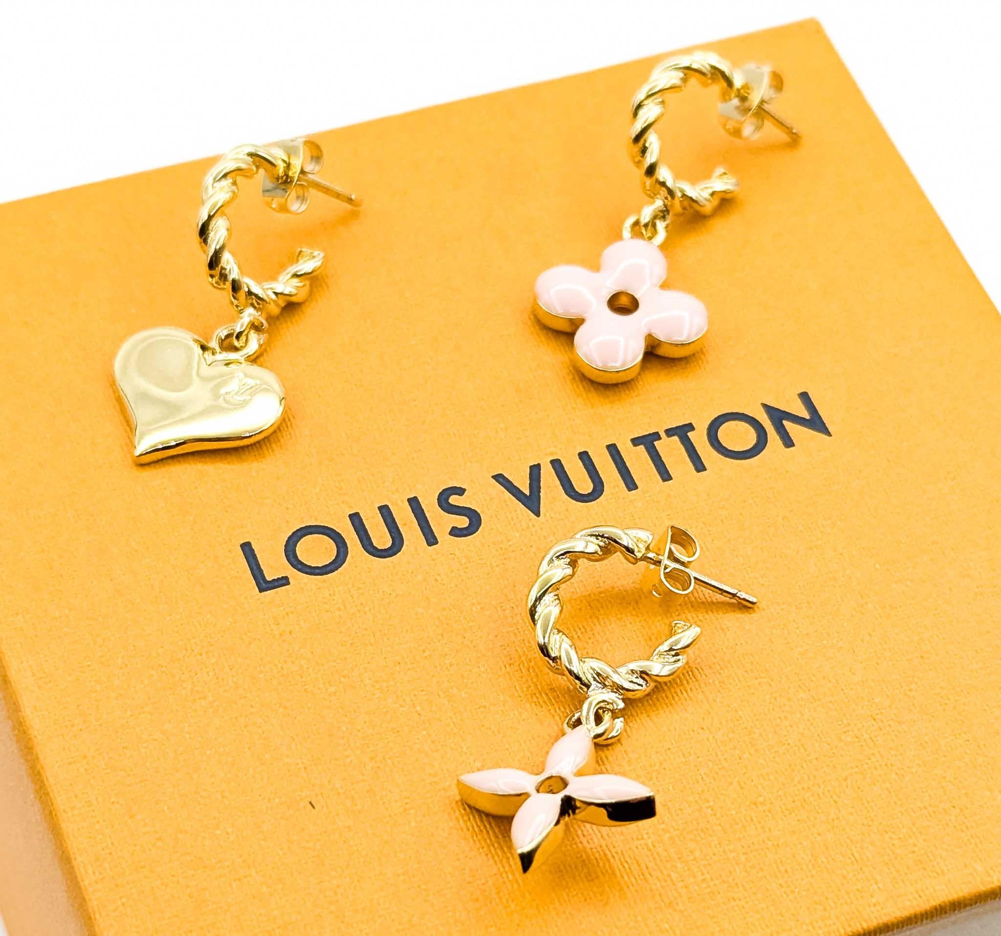 Louis Vuitton Buci d'Oreille Sweet Monogram Earrings en vente 6