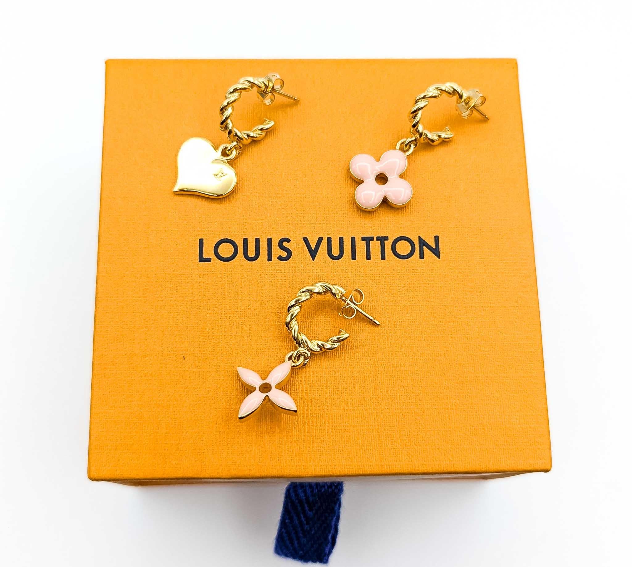 Louis Vuitton Buci d'Oreille Sweet Monogram Earrings

This set of three stud earrings from Louis Vuitton features an elegant combination of ivory and gold tones, crafted from metal. The earrings are part of the Monogram Boucle D'oreille