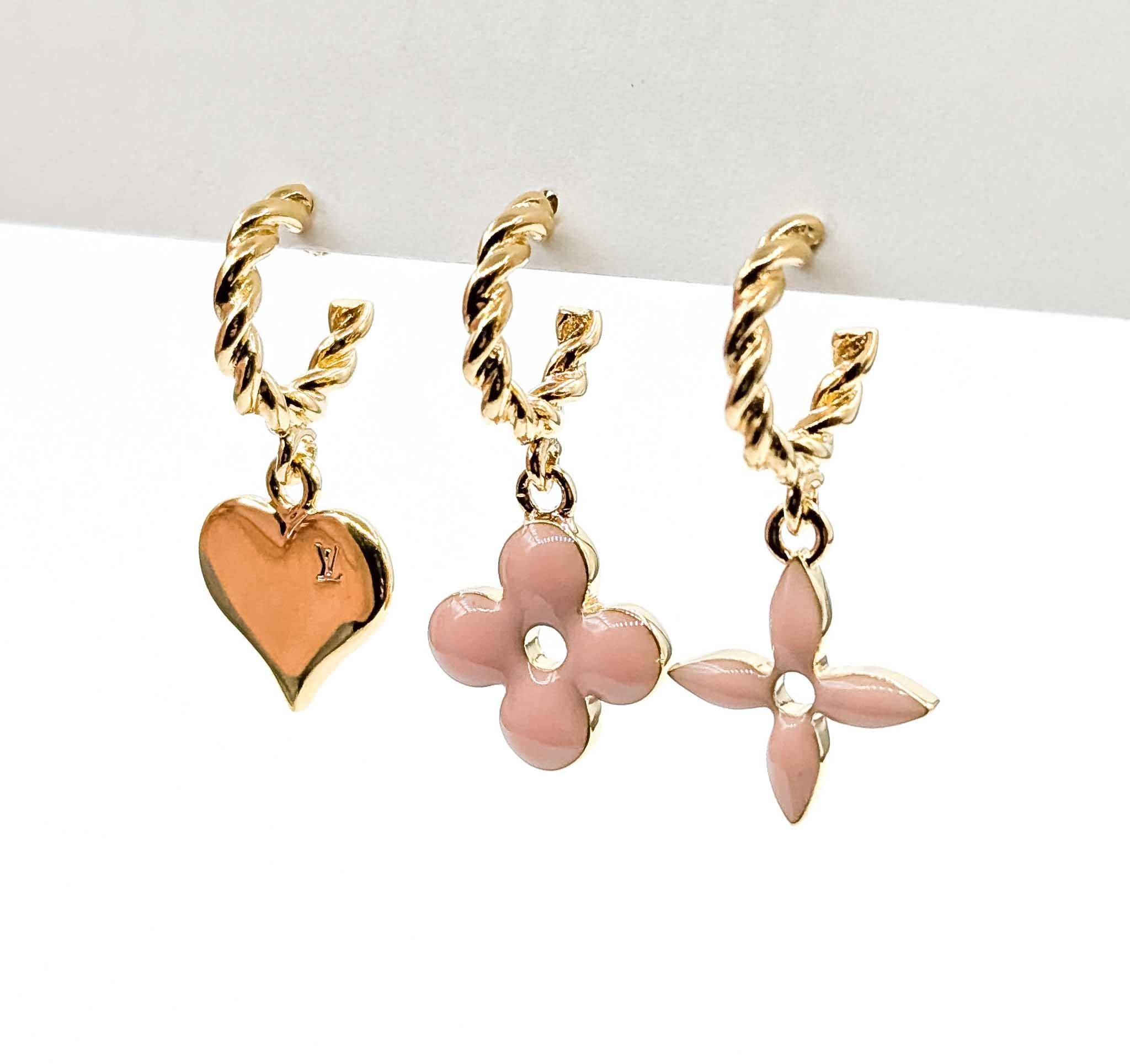 Moderne Louis Vuitton Buci d'Oreille Sweet Monogram Earrings en vente