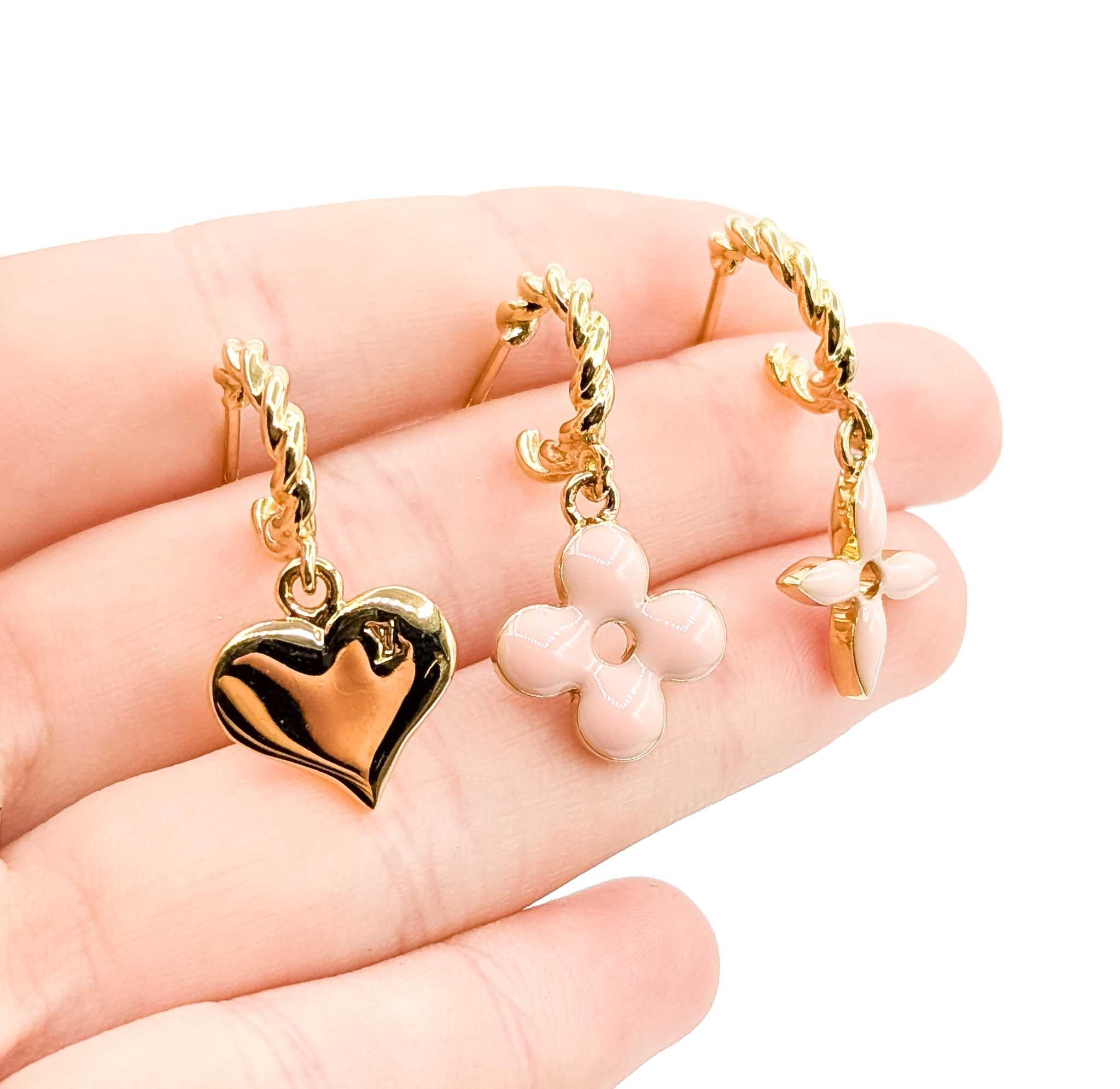 Louis Vuitton Buci d'Oreille Sweet Monogram Earrings en vente 3