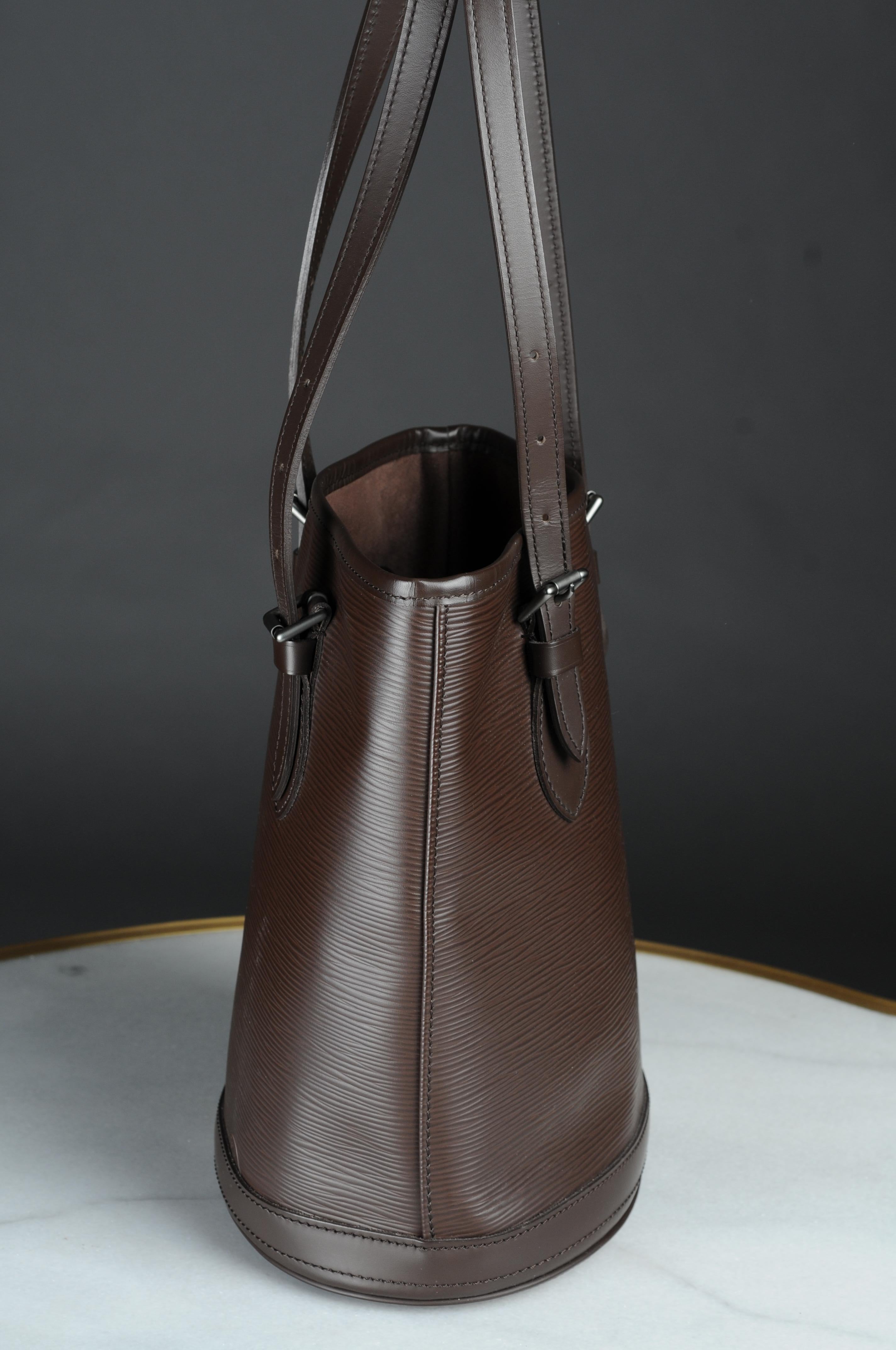 Louis Vuitton Bucket Bag PM brown Epi  In Good Condition For Sale In 10707, DE