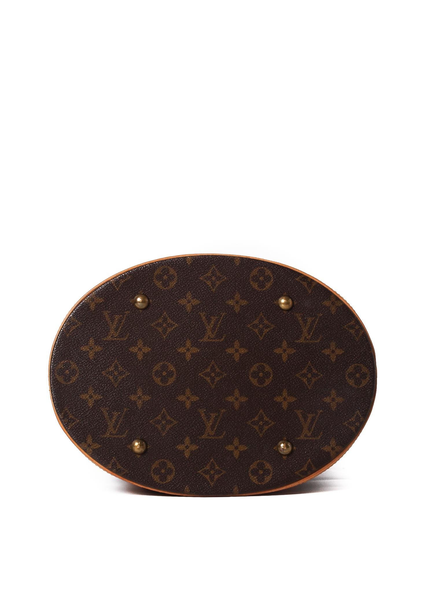 This vintage bag features LV monogram pattern on brown canvas, leather finishes with beautifully aged caramel patina, gold-tone hardware, an open top, flat top handles, an internal zip pocket and a coated canvas interior lining. 

COLOR: