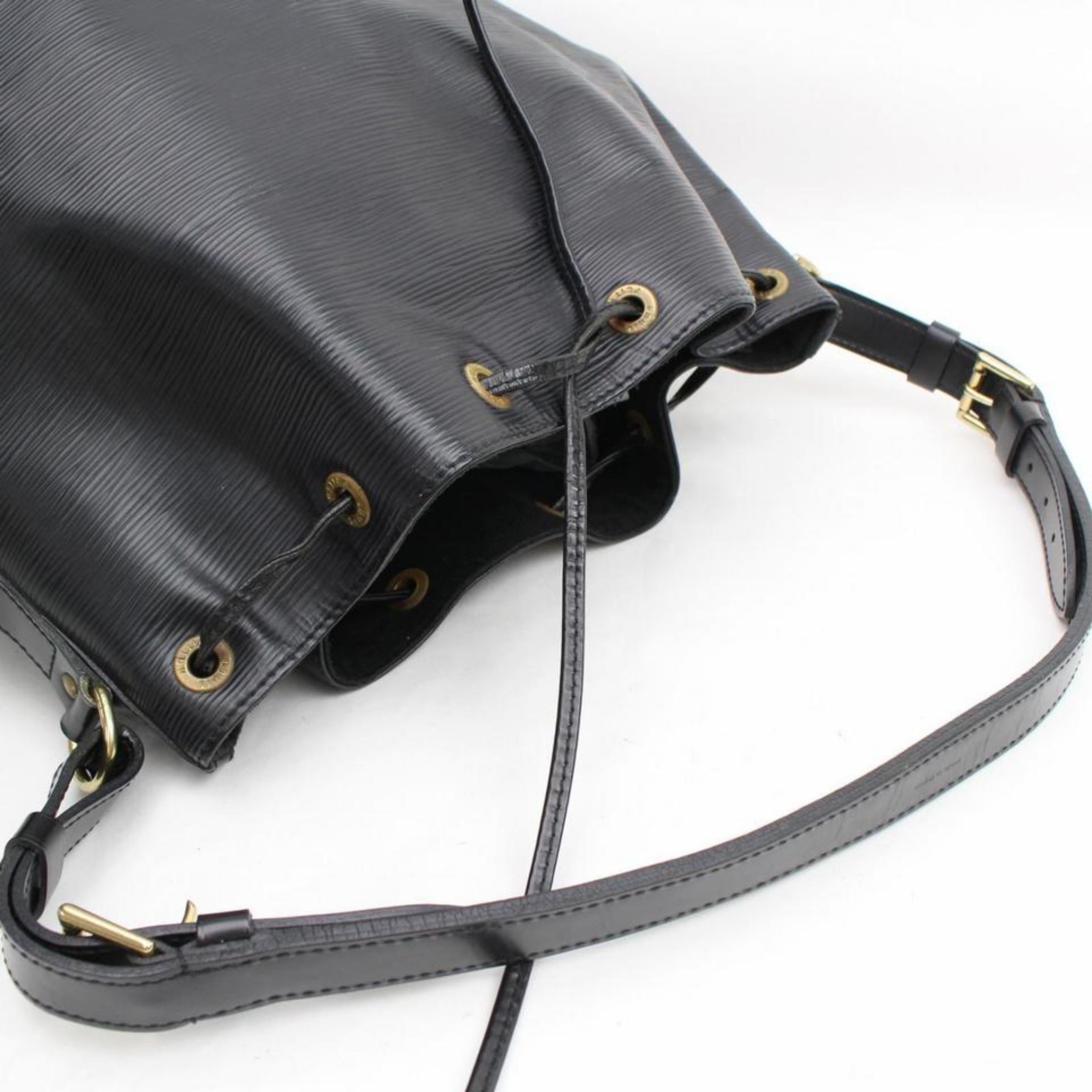 Louis Vuitton Bucket Petit Noe Drawstring 868454 Black Leather Shoulder Bag For Sale 6