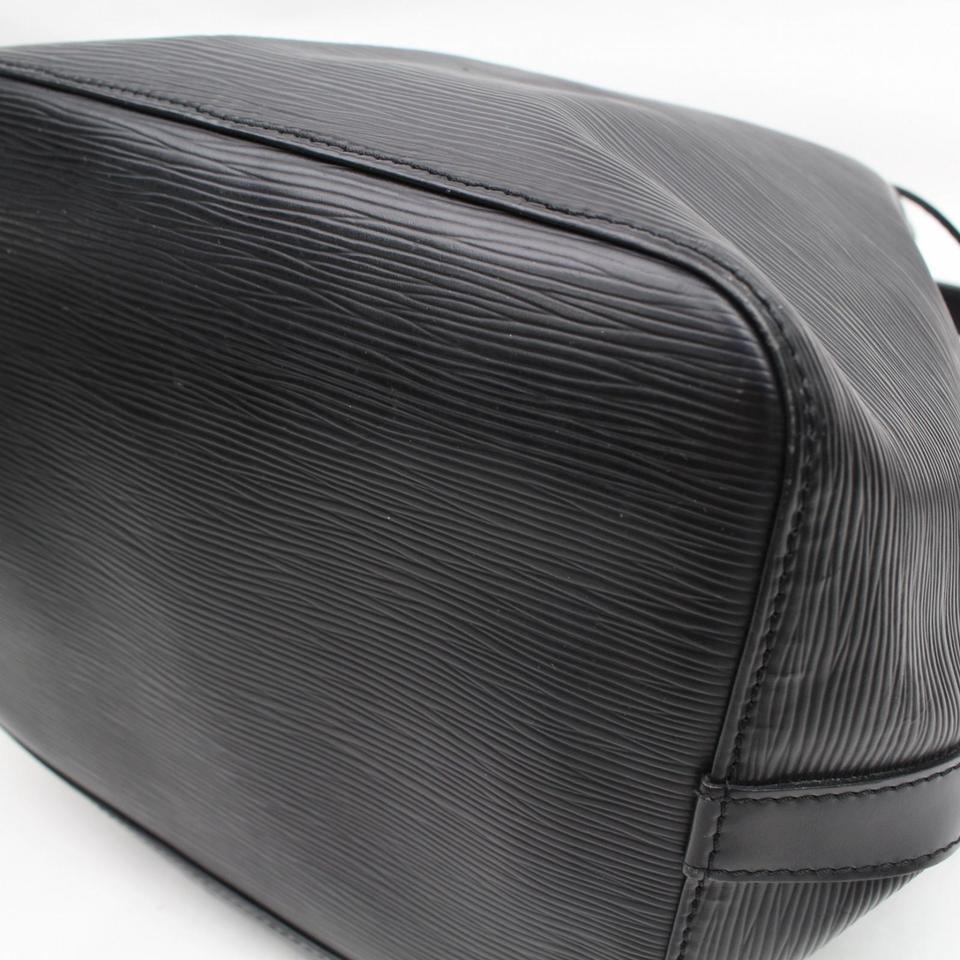 Sac à bandoulière Louis Vuitton Petit Noe en cuir noir avec cordon de serrage 868454 en vente 7