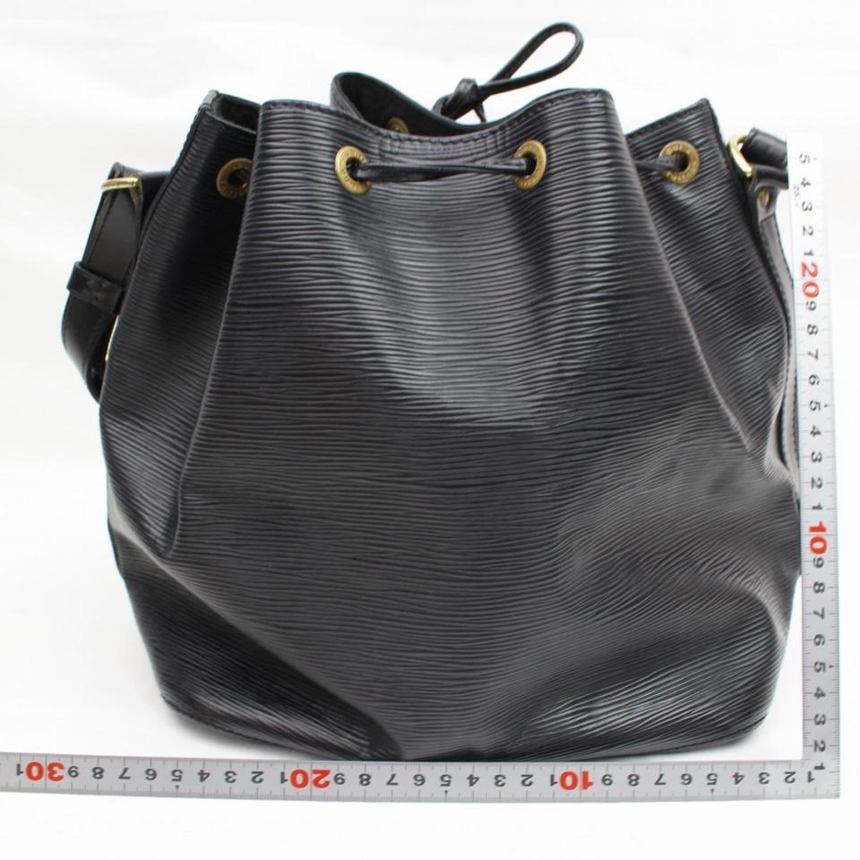 Louis Vuitton Bucket Petit Noe Drawstring 868454 Black Leather Shoulder Bag In Good Condition For Sale In Dix hills, NY