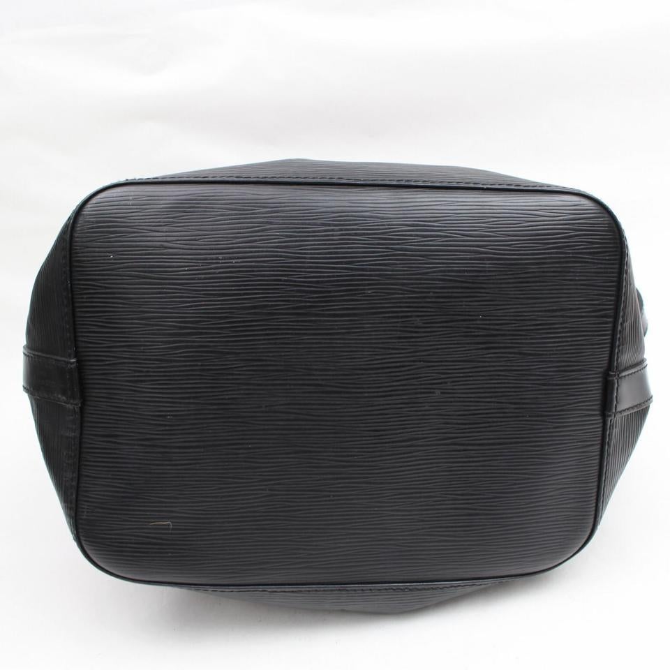 Sac à bandoulière Louis Vuitton Petit Noe en cuir noir avec cordon de serrage 868454 en vente 2