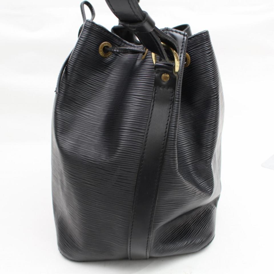 Sac à bandoulière Louis Vuitton Petit Noe en cuir noir avec cordon de serrage 868454 en vente 3
