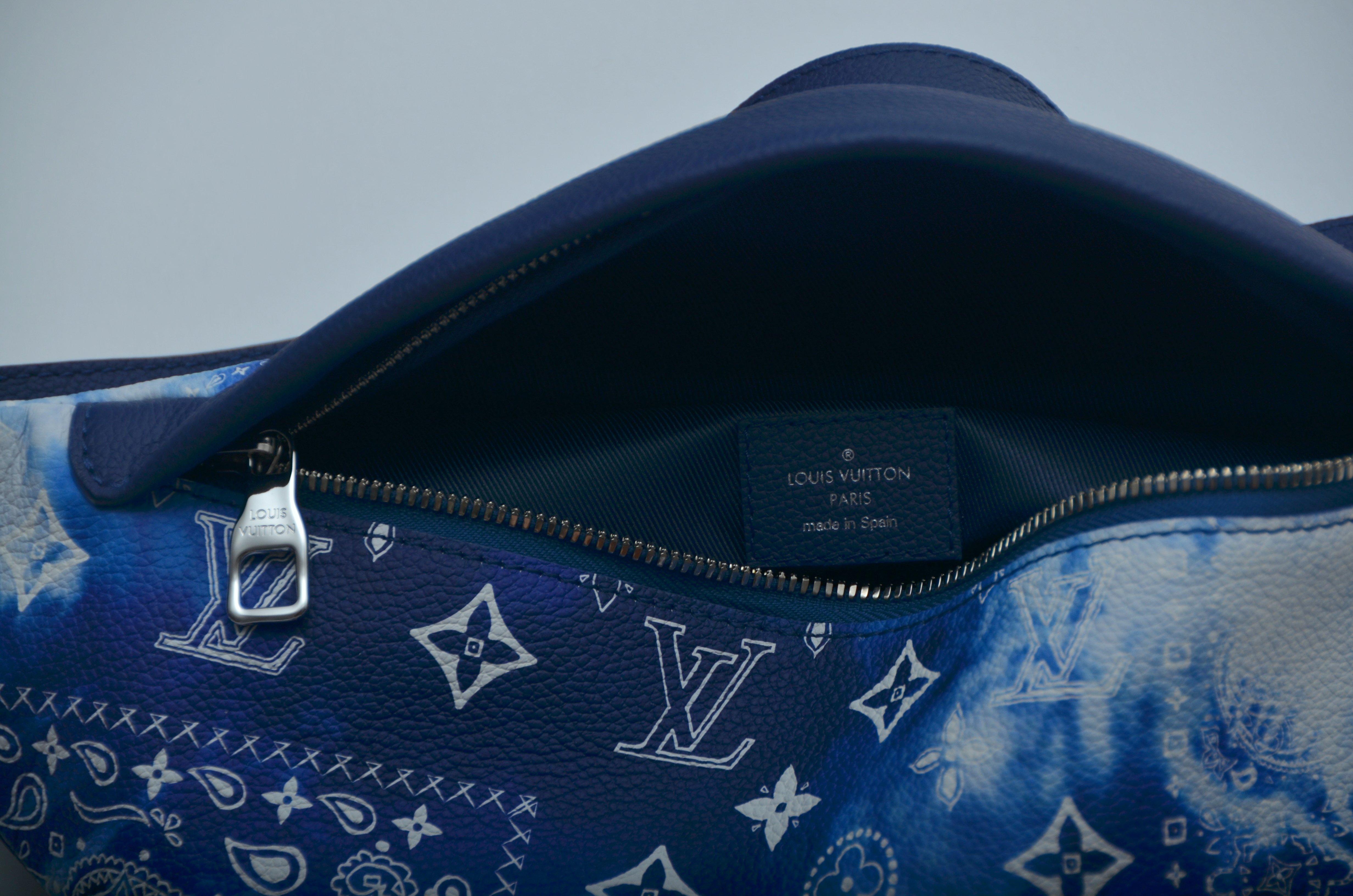  Louis Vuitton Discovery PM Gürteltasche mit Monogramm Bandana in Blau  NEU im Zustand „Neu“ im Angebot in New York, NY