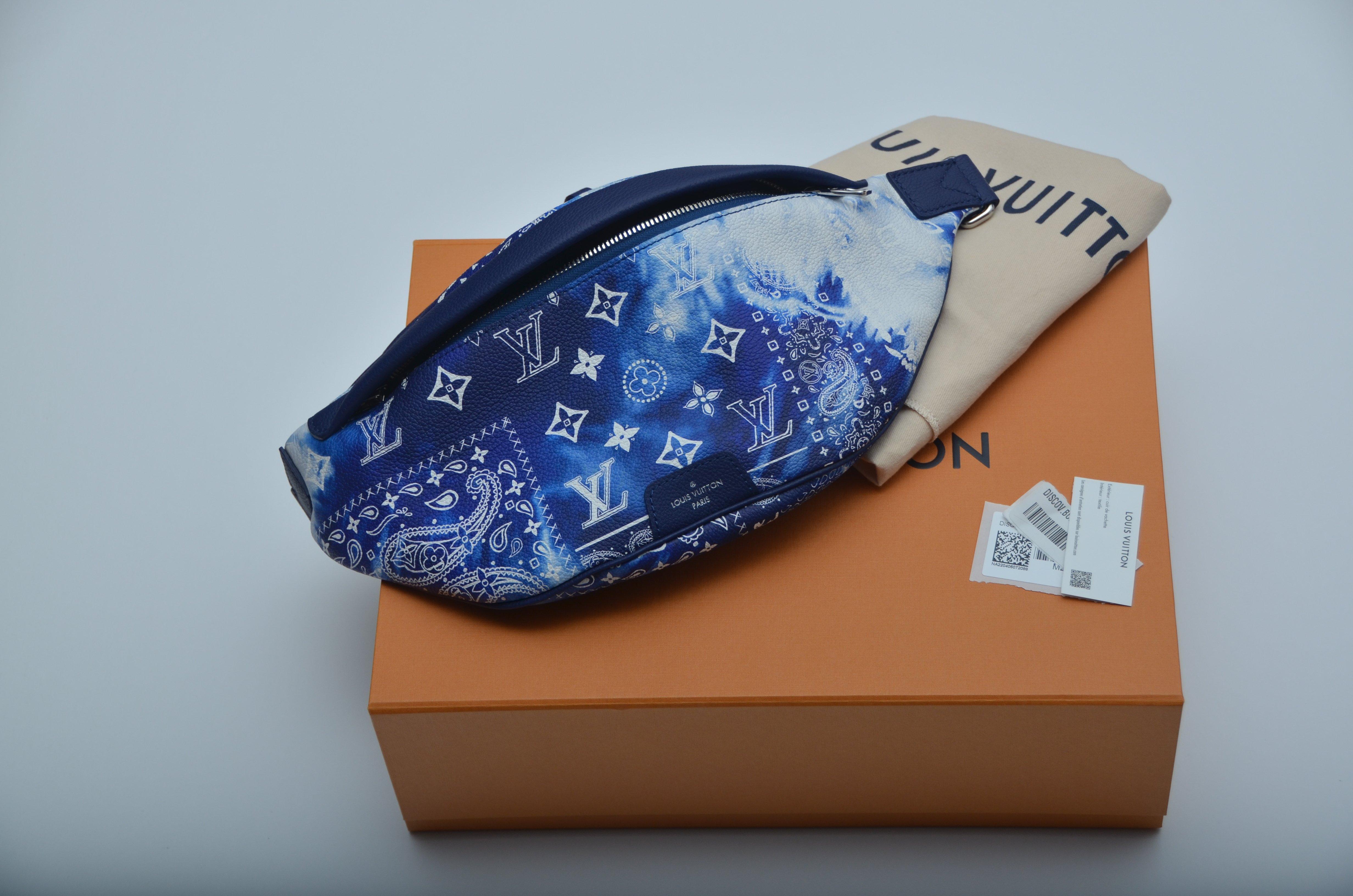  Louis Vuitton Bum Bag Discovery PM Monogram Bandana Bleached Blue  NEW For Sale 4