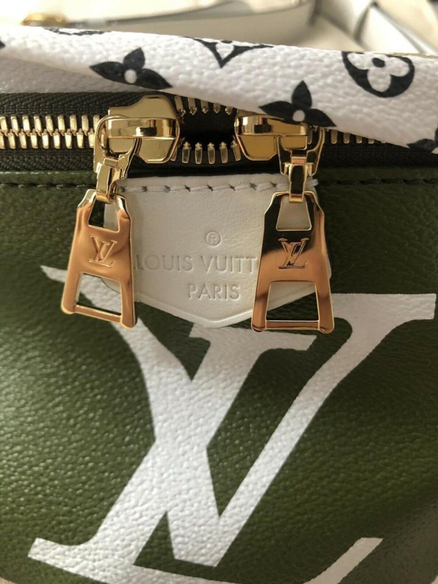 Louis Vuitton Bumbag Limited Runway  Khaki 870427 Green Canvas Cross Body Bag In New Condition For Sale In Forest Hills, NY