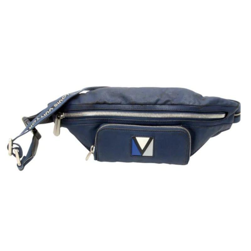 Louis Vuitton Bumbag Mizan Neoprene Gaston V Pack Crossbody Bag LV-0213N-0030

The Louis Vuitton Navy Blue Bum Bag is perfect for travel or running errands. This versatile bag features an adjustable canvas strap that fits snugly on the chest, back