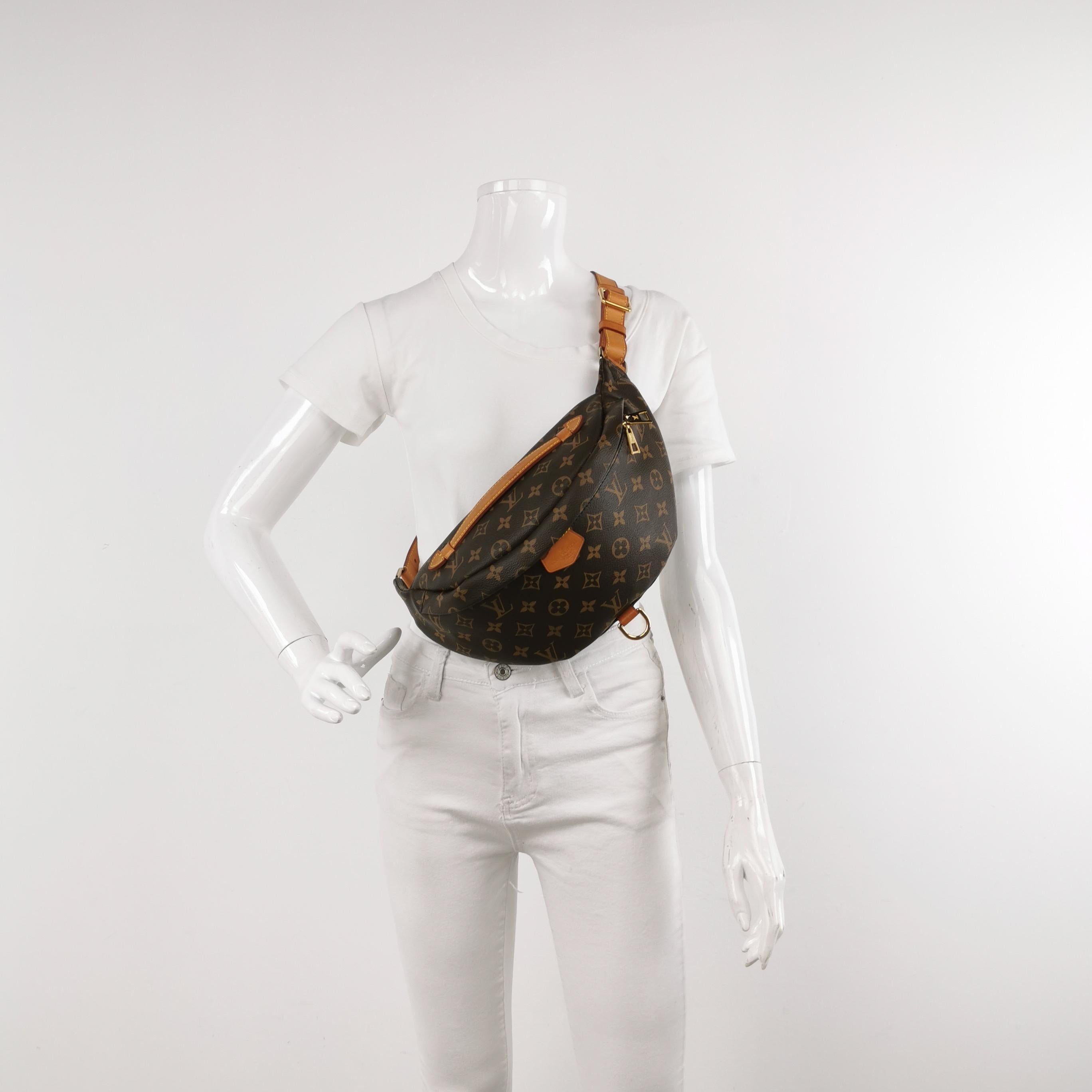 Louis Vuitton Bumbag Monogram Brown 2020 Dies sind professionelle Fotos der tatsächlich von Luxbags angebotenen Tasche. Die klassische Louis Vuitton Bumbag, die 2018 eingeführt und 2022 eingestellt wurde, war eine ikonische Gürteltasche der Louis