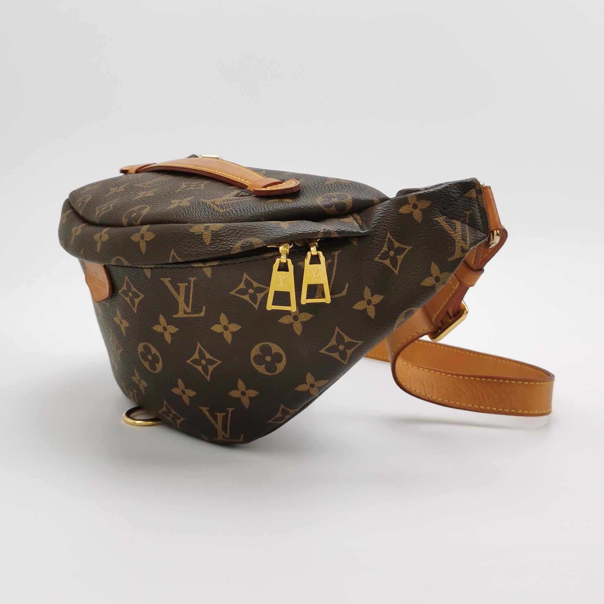 Louis Vuitton Gürteltasche Monogram Braun (Schwarz) im Angebot