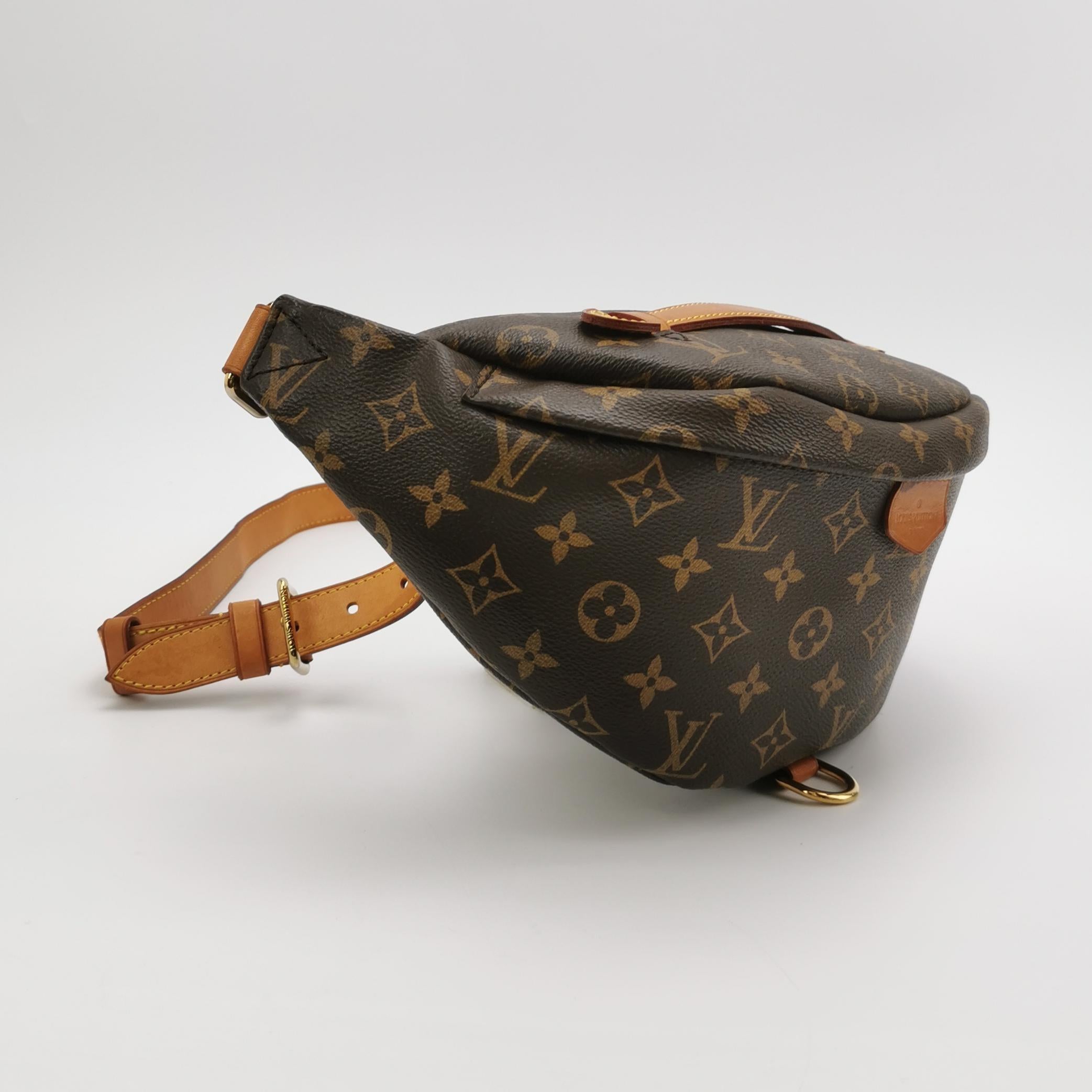 Louis Vuitton Gürteltasche Monogram Braun im Zustand „Gut“ im Angebot in AUBERVILLIERS, FR