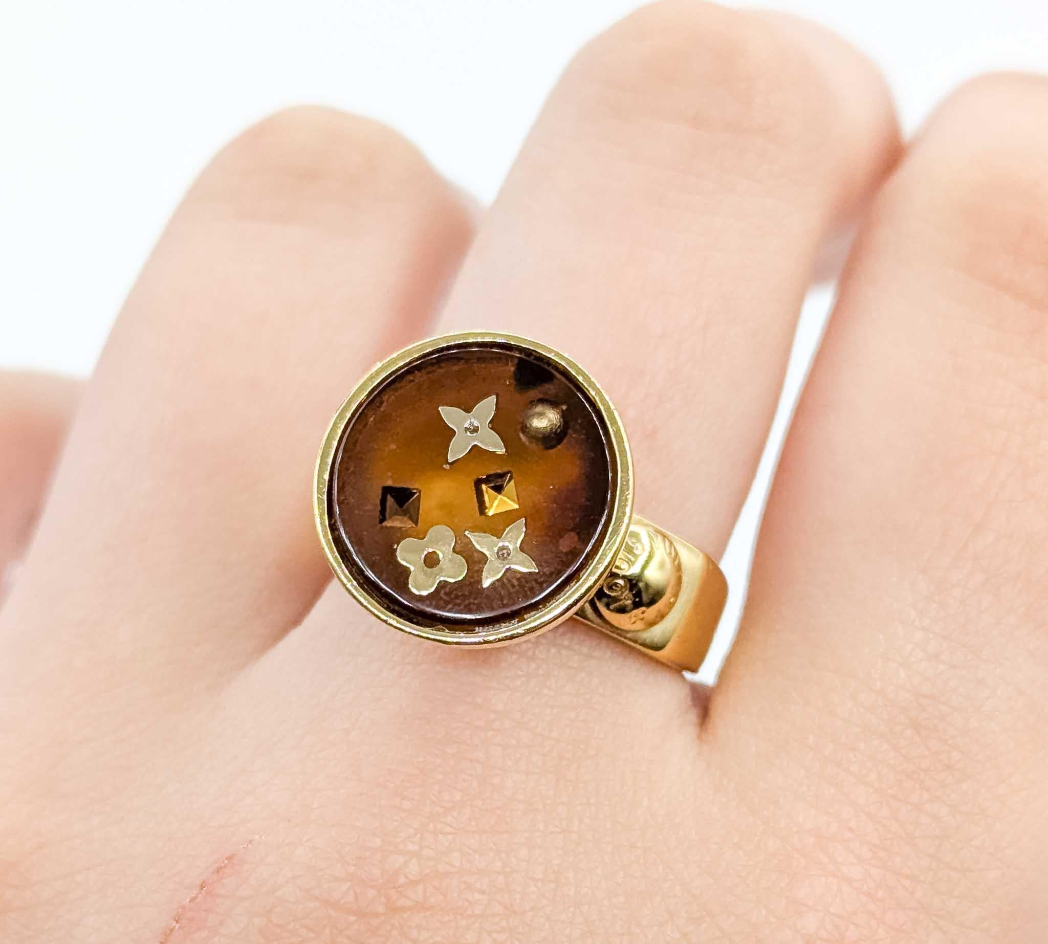 Elegant Pre-Owned Louis Vuitton Burg LV Colors Ring

Elevate your accessory collection with this stunning pre-owned Louis Vuitton Burg LV Colors Ring. A perfect blend of sophistication and style, this piece is a testament to Louis Vuitton's timeless