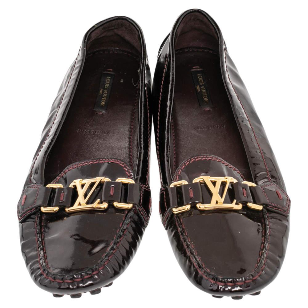 Louis Vuitton's loafers are loved by men and women worldwide as they are perfect for making a fashion statement. These oxford loafers are crafted from patent leather and feature a chic design. They flaunt round toes, LV motifs on the vamps,