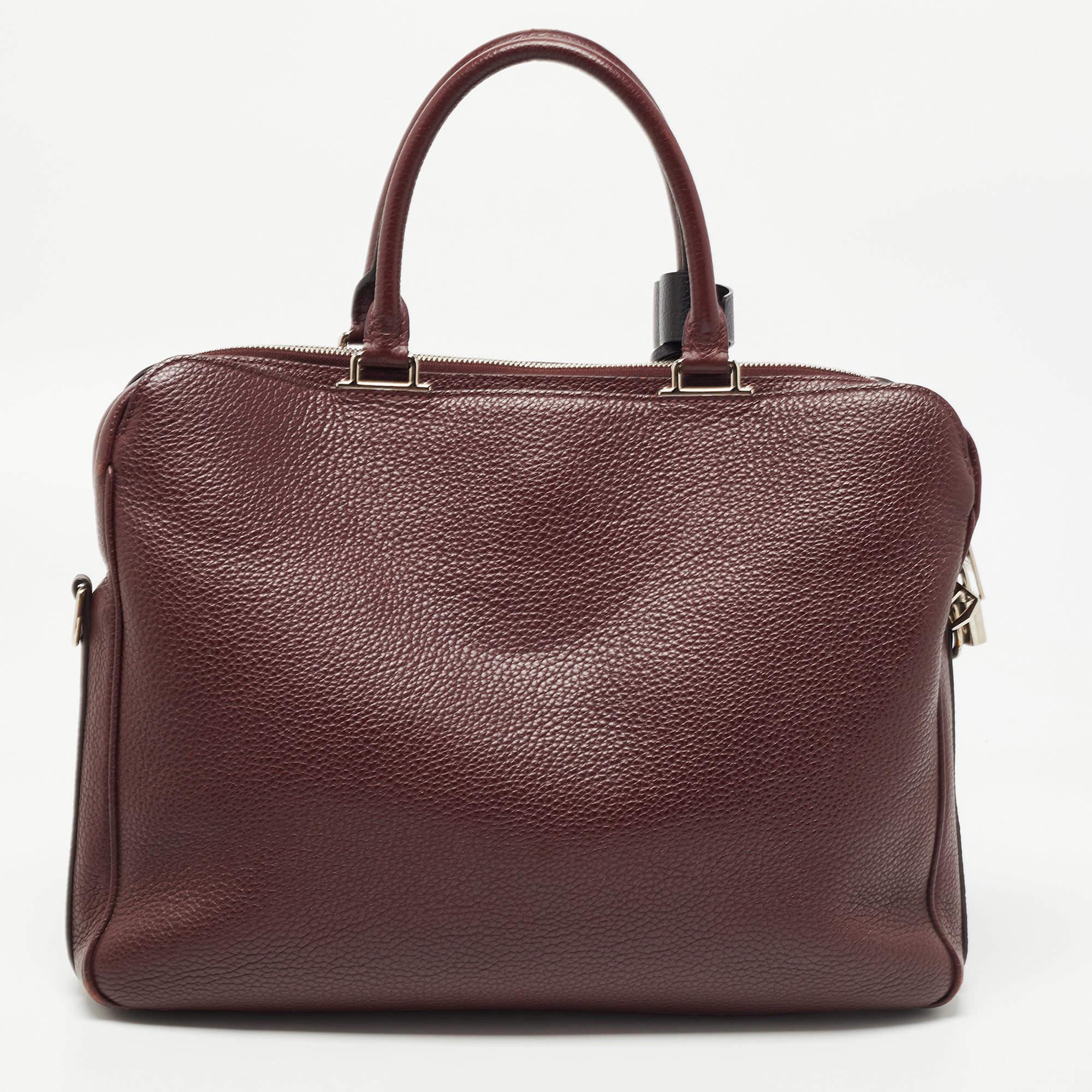 Marked by flawless craftsmanship and enduring appeal, this Louis Vuitton briefcase for men is bound to be a versatile and durable accessory. It has a spacious size.
 
Includes: Lock and Keys, Detachable Shoulder Strap
