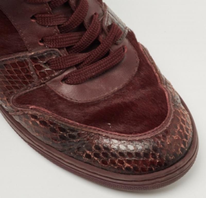 Queste sneakers di design, dalla silhouette classica, sono una combinazione perfetta di lusso, comfort e stile. Queste sneakers sono rifinite con dettagli firmati e comode solette.