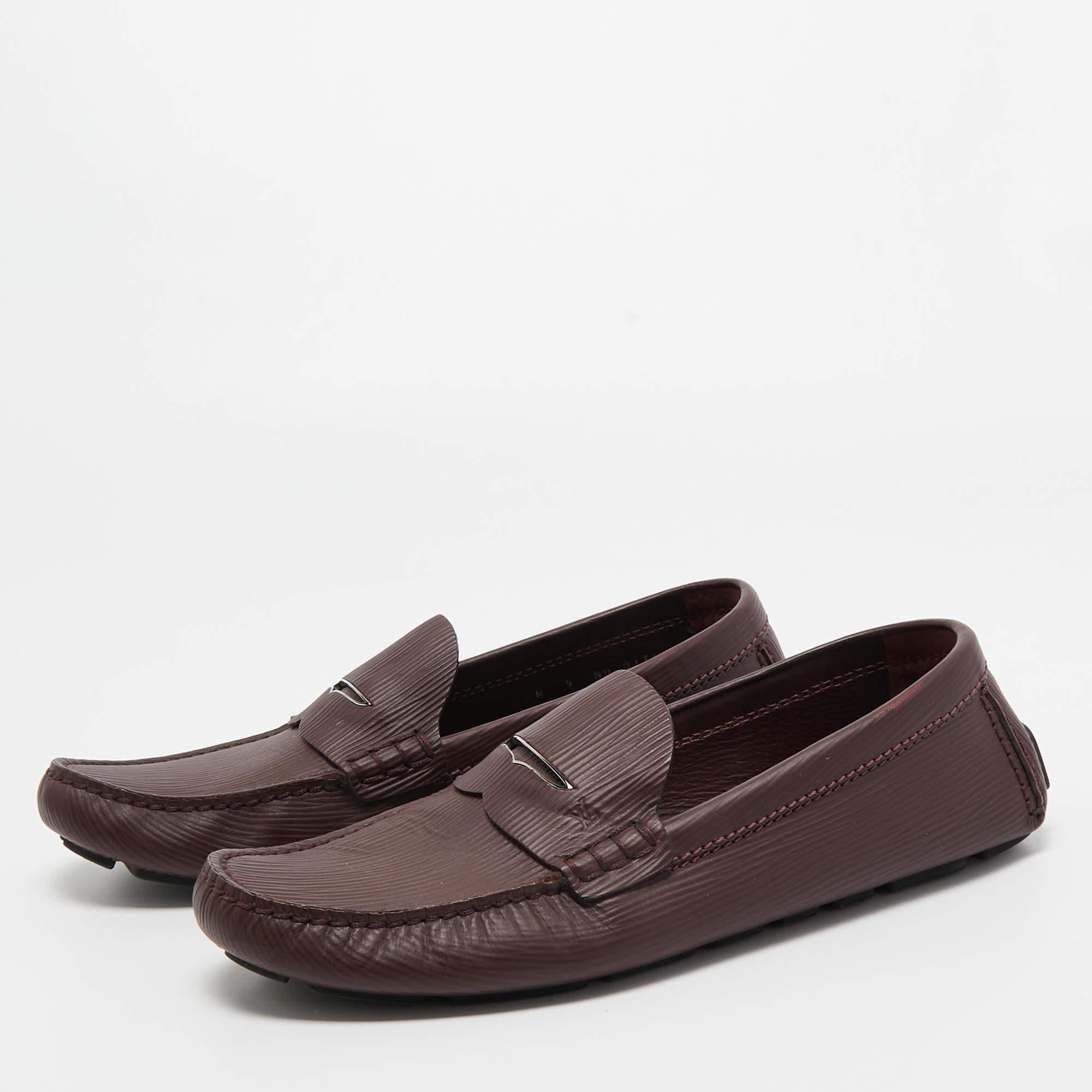 Stylish and super comfortable, this pair of loafers by Louis Vuitton will make a great addition to your shoe collection. They've been crafted from Epi Leather and styled with Penny keeper straps. Leather insoles and durable outsoles finely complete