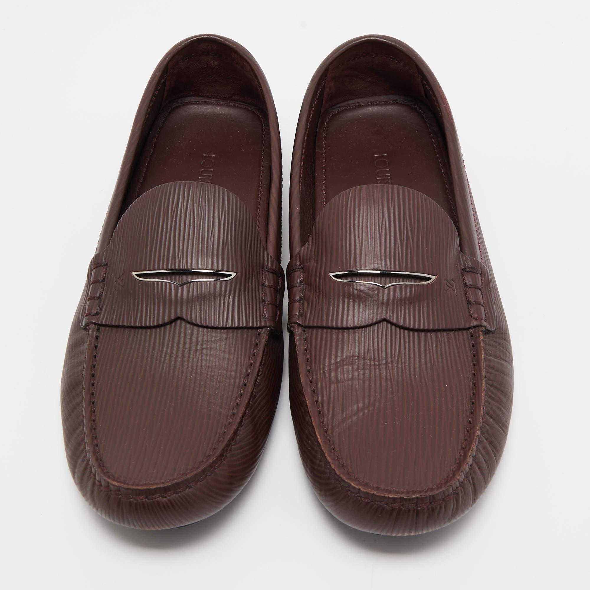 Louis Vuitton Burgundy Epi Leather Shade Penny Loafers Size 43 In Good Condition For Sale In Dubai, Al Qouz 2