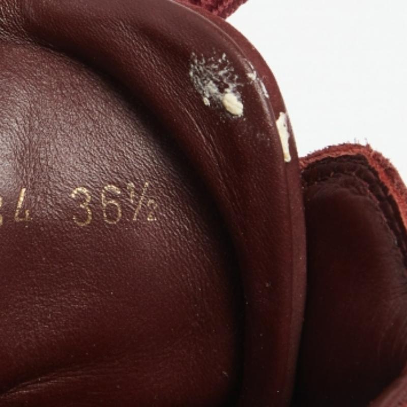 Un design sportif qui s'allie à la touche de luxe LV. Ces baskets compensées pour femmes sont fabriquées avec des matériaux de qualité et montées sur des talons compensés. La fermeture à lacets et l'embossage du monogramme apportent une finition