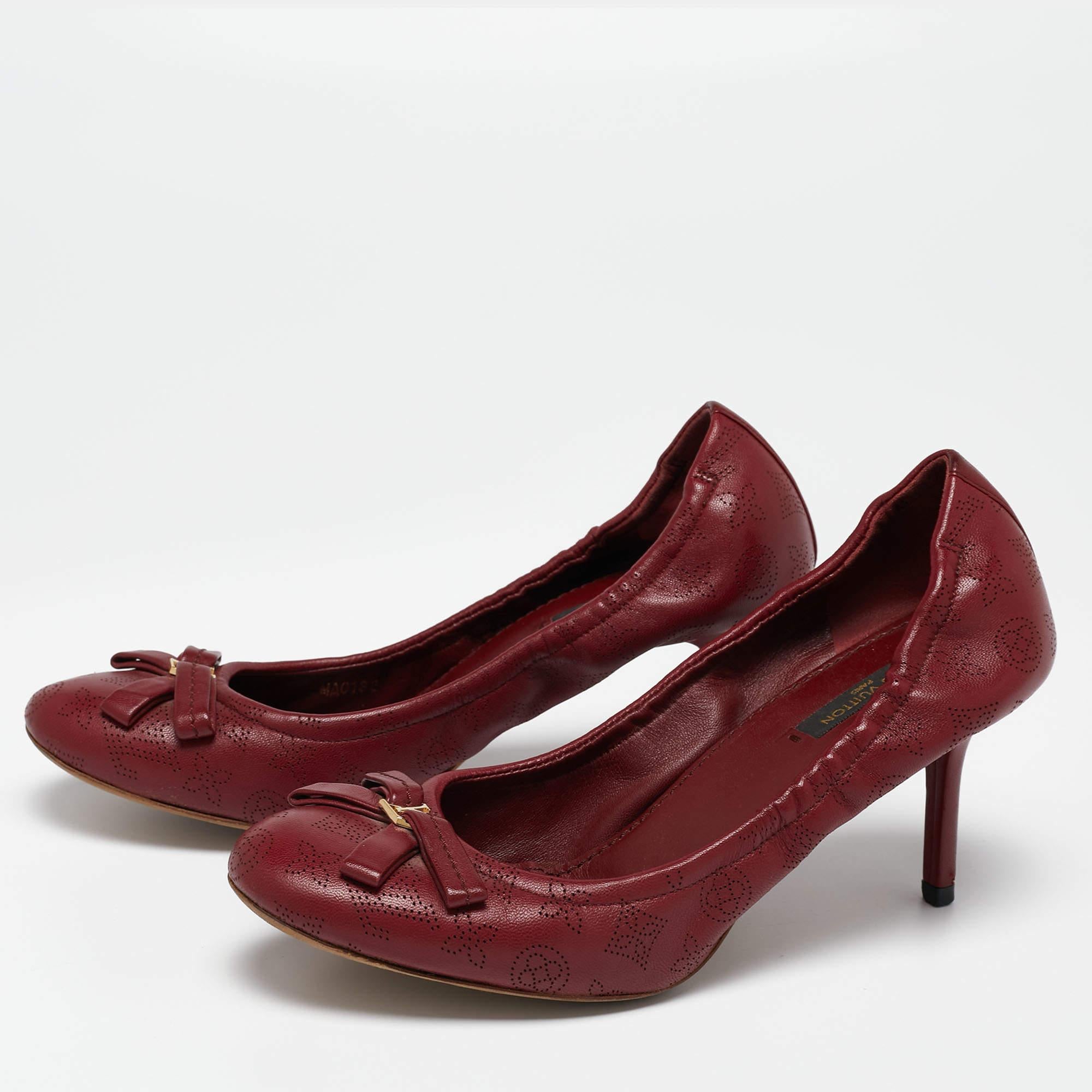 The 7cm heels of this pair of Louis Vuitton pumps will elevate your outfit from basic to statement. Crafted from leather with branded perforations, the bow on the vamps is detailed with an 'LV' logo in gold tone, and scrunched topline will offer you