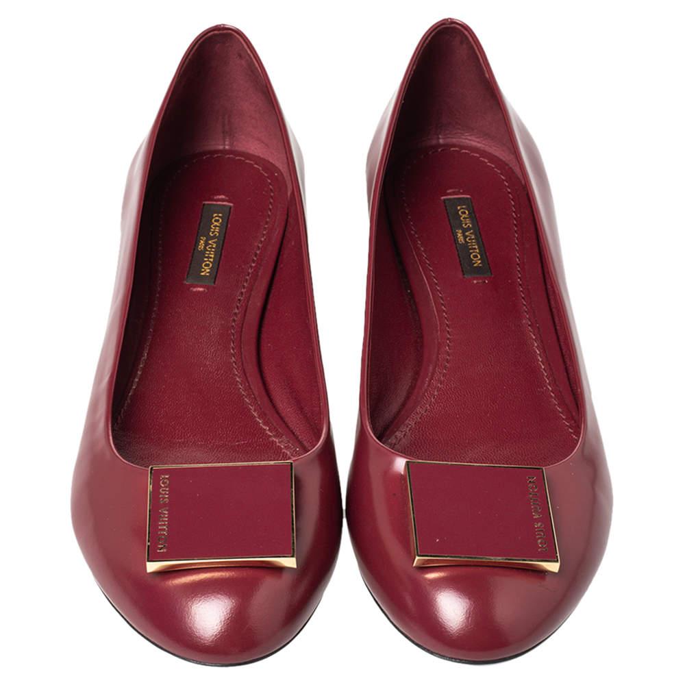Personify elegance while flaunting these leather ballet flats. They are from Louis Vuitton and they feature round toes, LV accented plates on the uppers, and leather insoles. In a regal shade of burgundy, these flats are a perfect fit for long