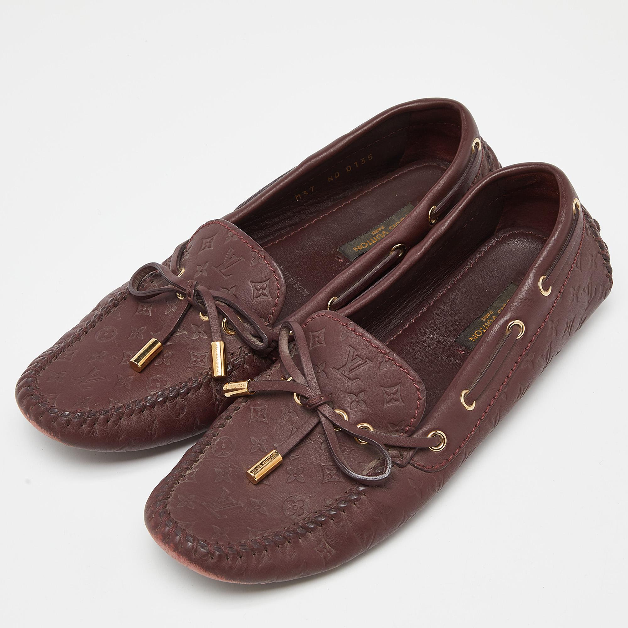 Get style and comfort with this pair of Gloria loafers from Louis Vuitton. They have been crafted from burgundy leather and designed with the art of fine stitching and little ties on the uppers. The pair is complete with comfortable insoles and
